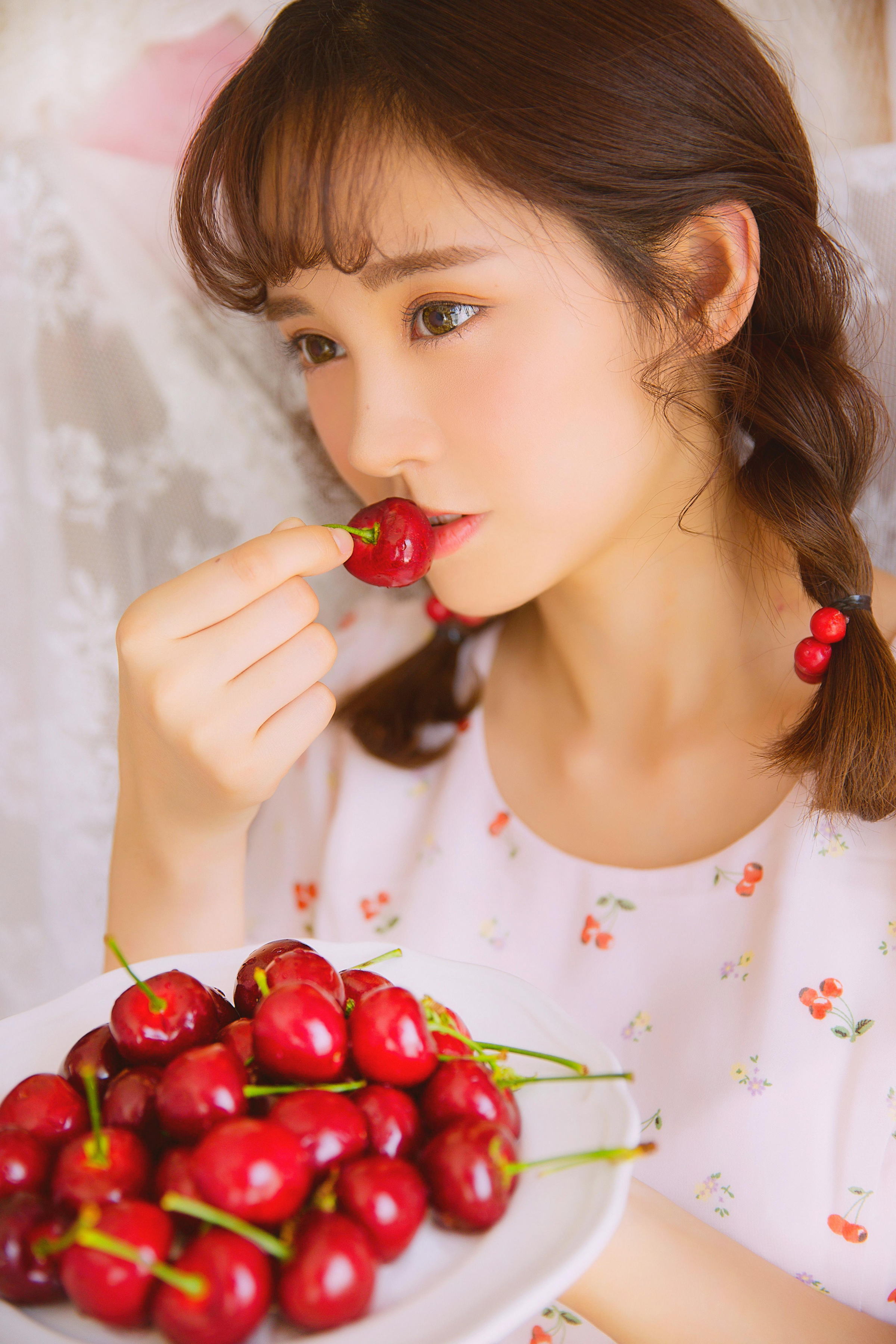 [YALAYI雅拉伊]2022.05.26 甜美少女 白色透视蕾丝连衣裙居家清纯写真集第6张