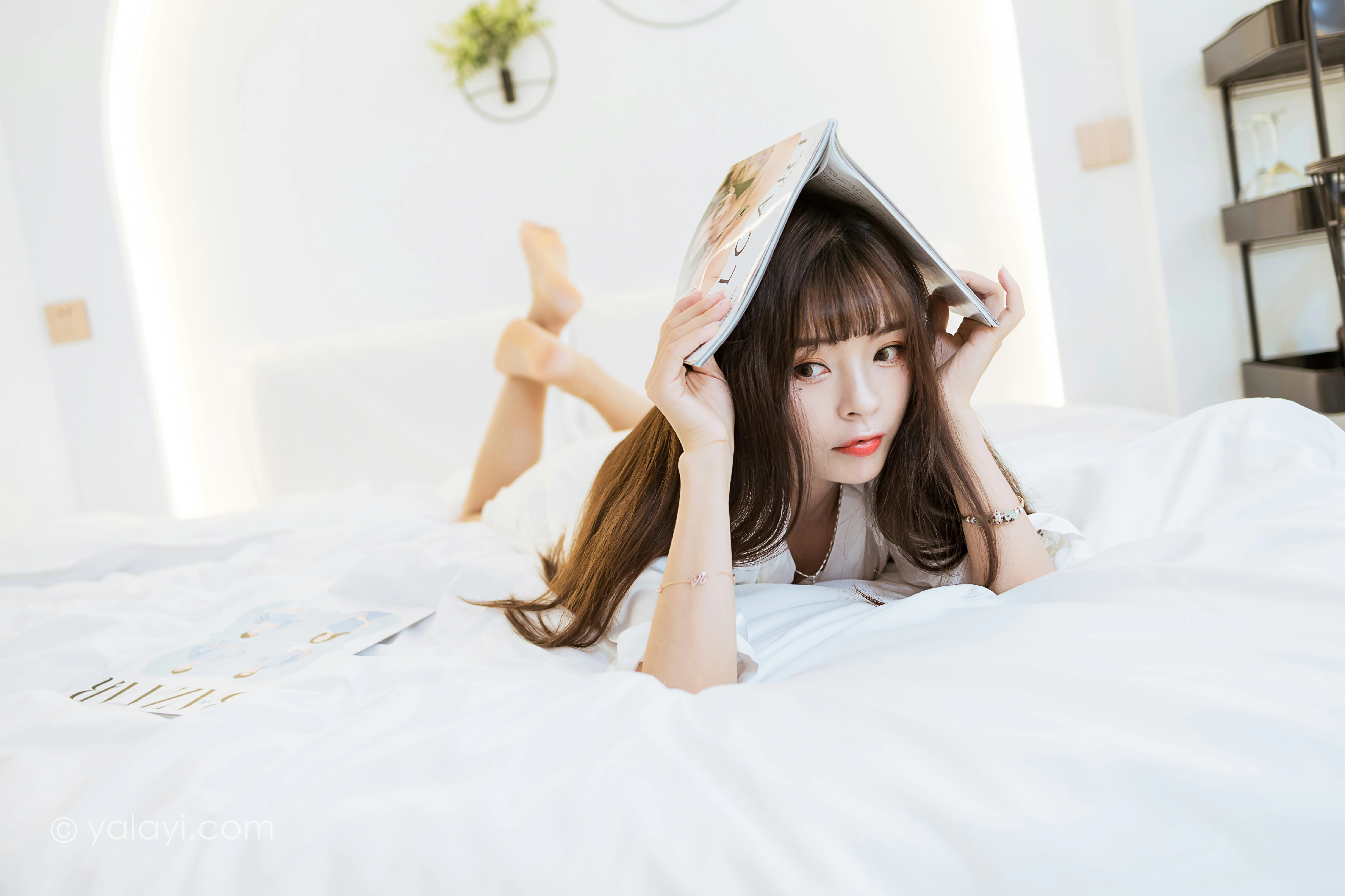 [YALAYI雅拉伊]NO.839 休闲的日子 程小蝶 白色睡衣加蕾丝内衣居家私房写真集第4张