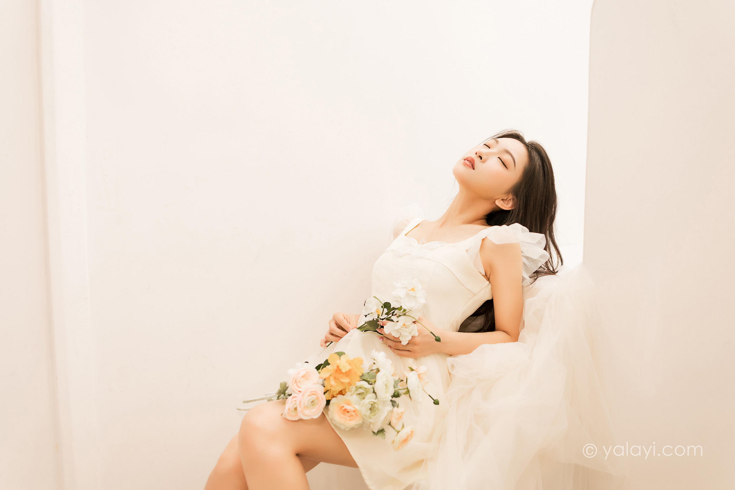 [YALAYI雅拉伊]2022.05.25 你别太迷人 徐小云 白色连衣裙居家清纯写真集第14张