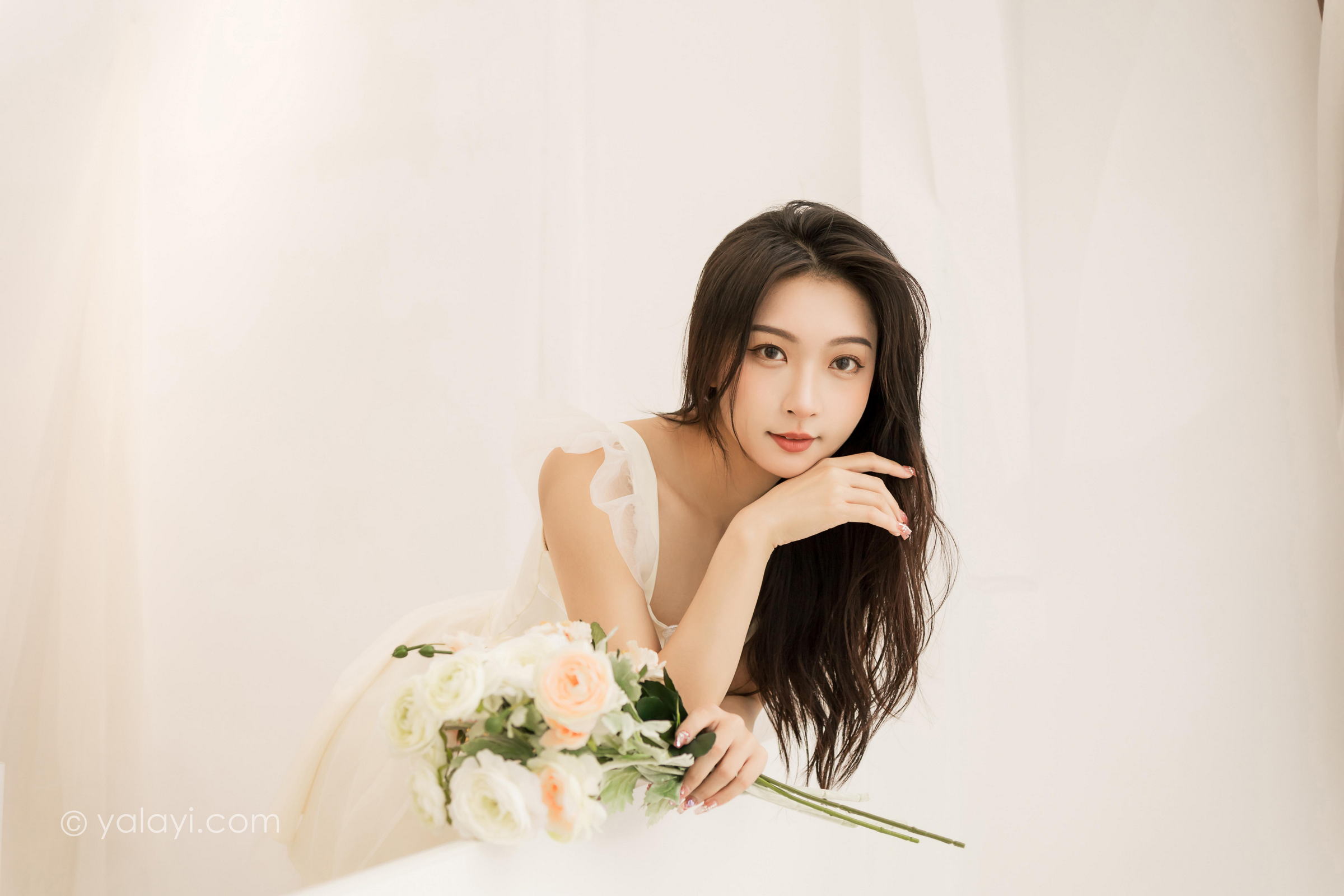 [YALAYI雅拉伊]2022.05.25 你别太迷人 徐小云 白色连衣裙居家清纯写真集第11张