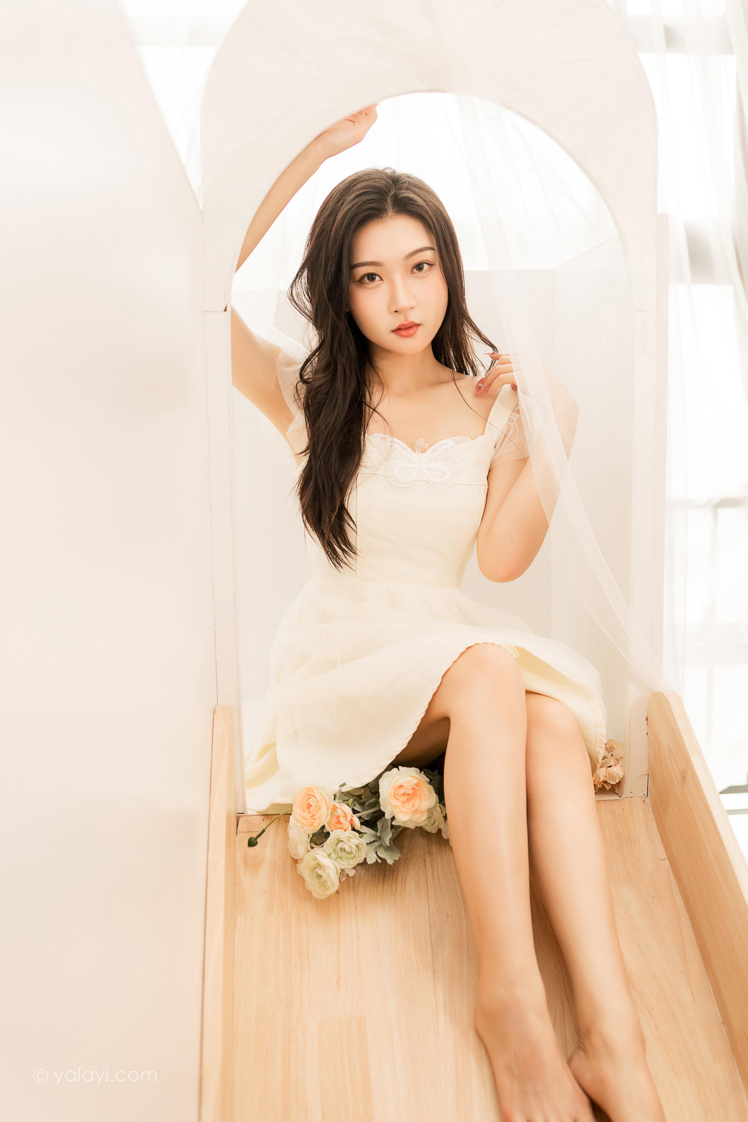 [YALAYI雅拉伊]2022.05.25 你别太迷人 徐小云 白色连衣裙居家清纯写真集第8张