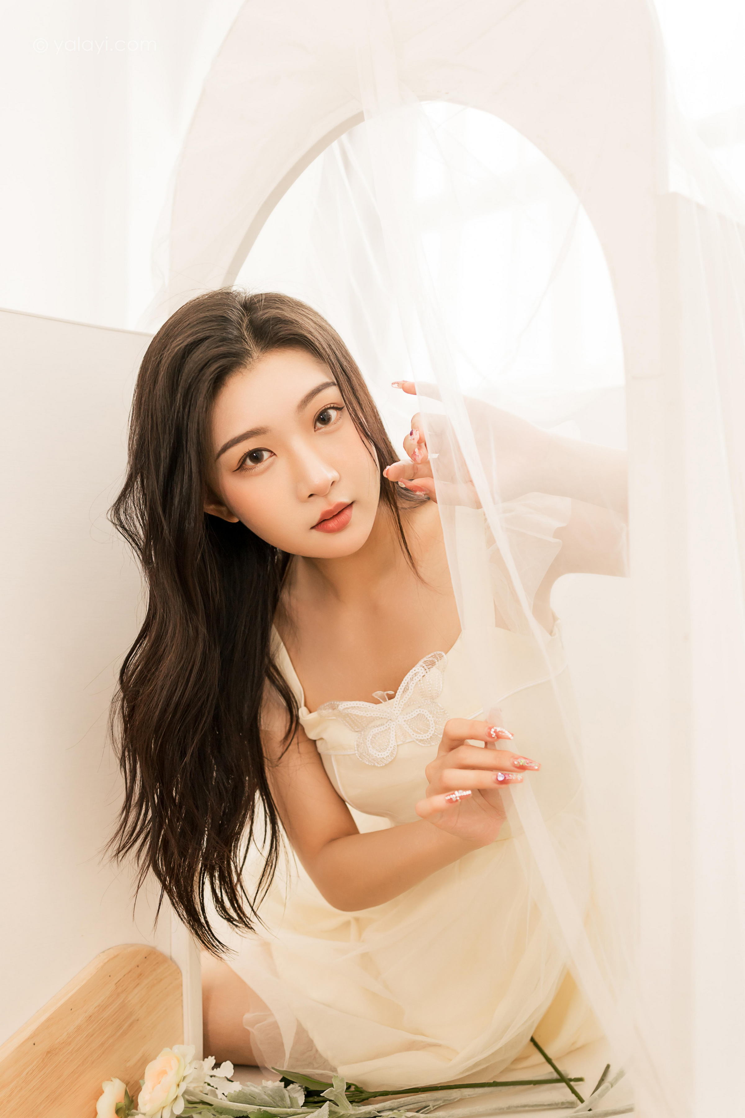 [YALAYI雅拉伊]2022.05.25 你别太迷人 徐小云 白色连衣裙居家清纯写真集第7张