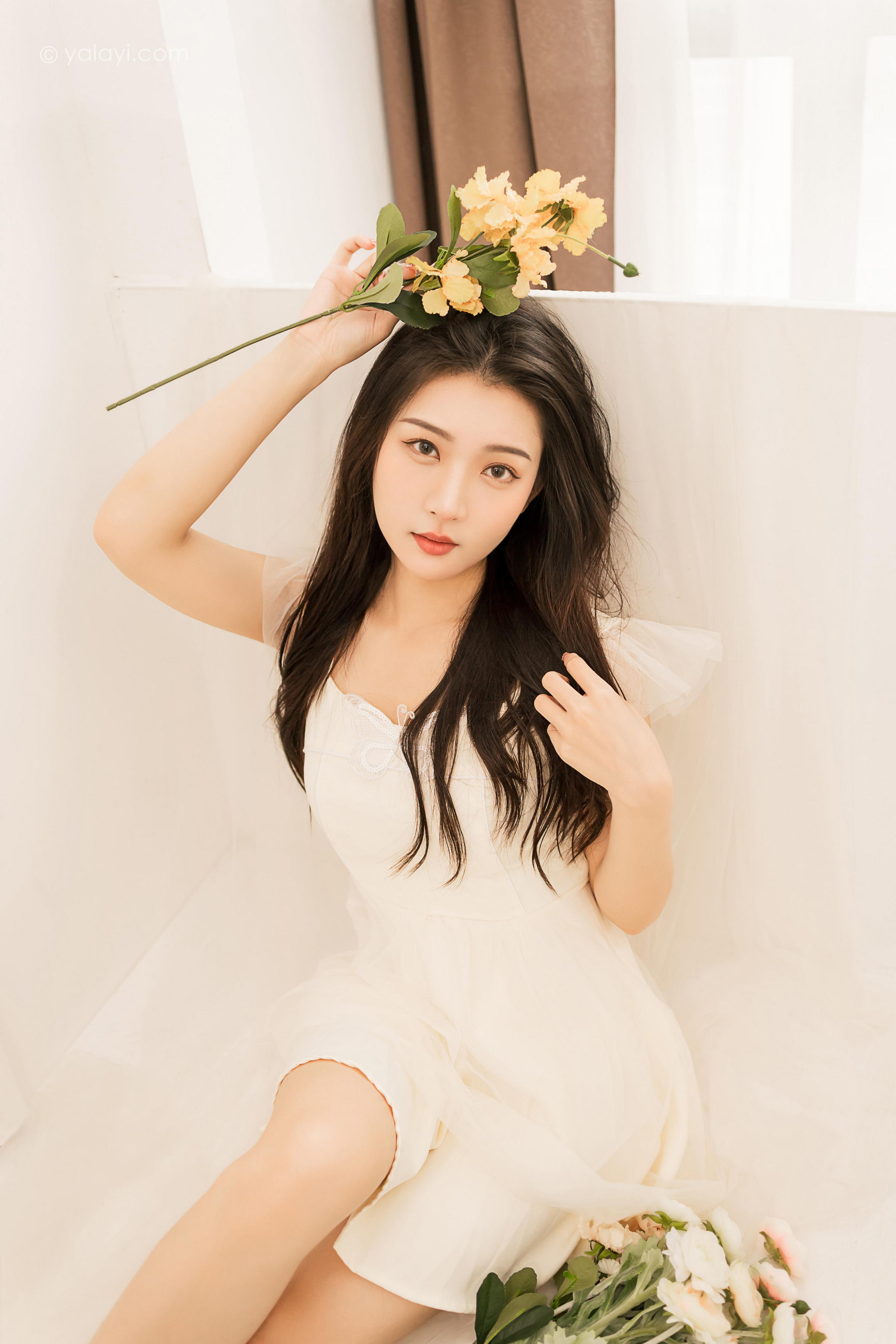[YALAYI雅拉伊]2022.05.25 你别太迷人 徐小云 白色连衣裙居家清纯写真集第3张