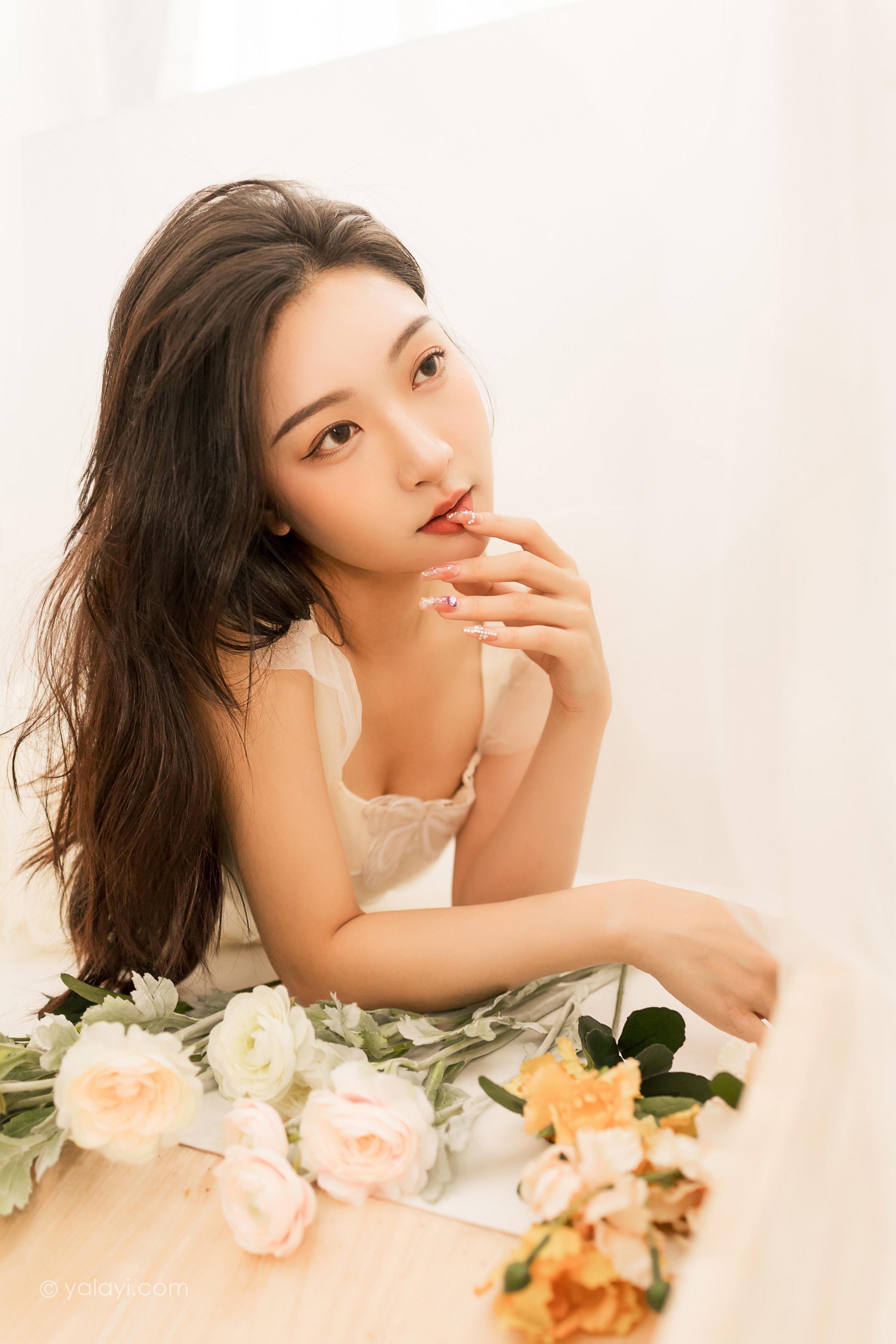 [YALAYI雅拉伊]2022.05.25 你别太迷人 徐小云 白色连衣裙居家清纯写真集第10张