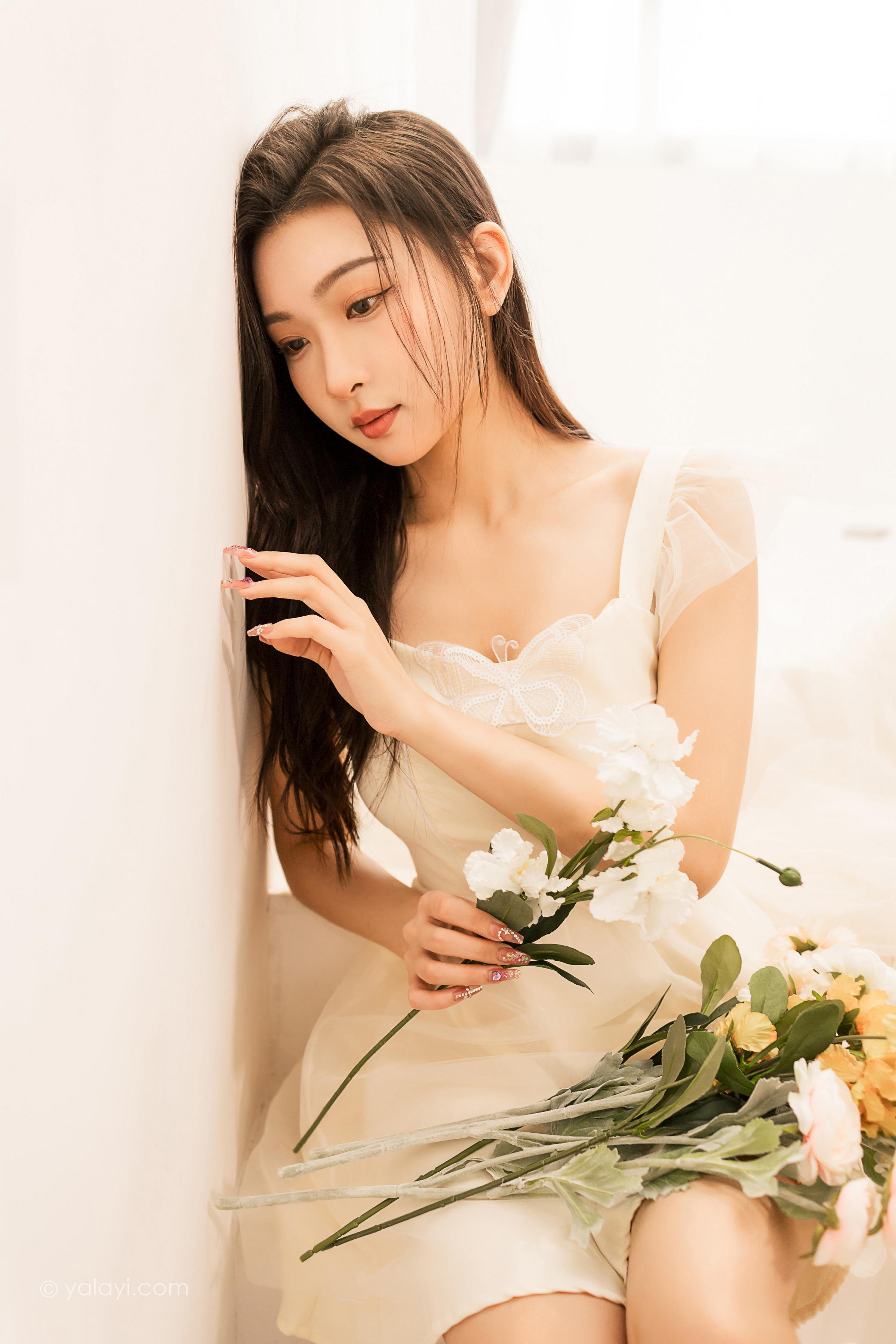 [YALAYI雅拉伊]2022.05.25 你别太迷人 徐小云 白色连衣裙居家清纯写真集第13张