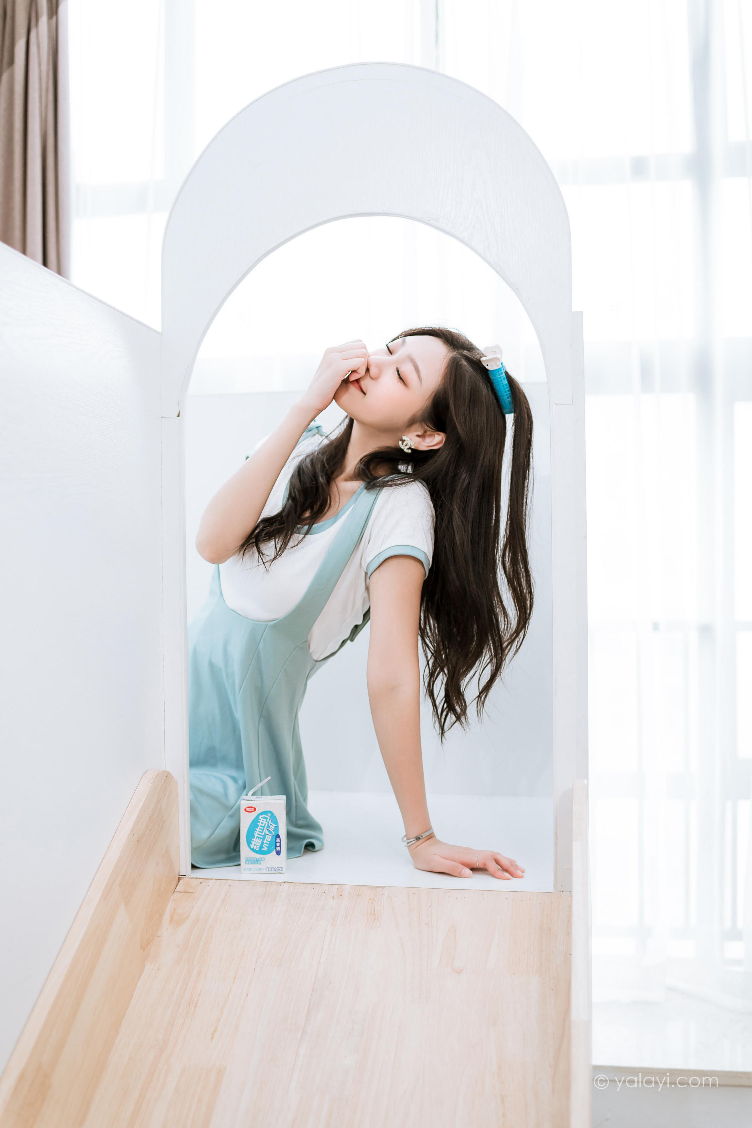 [YALAYI雅拉伊]2022.05.31 天使的微笑 梓瑶 白色短袖加背带短裙居家清纯写真集第10张