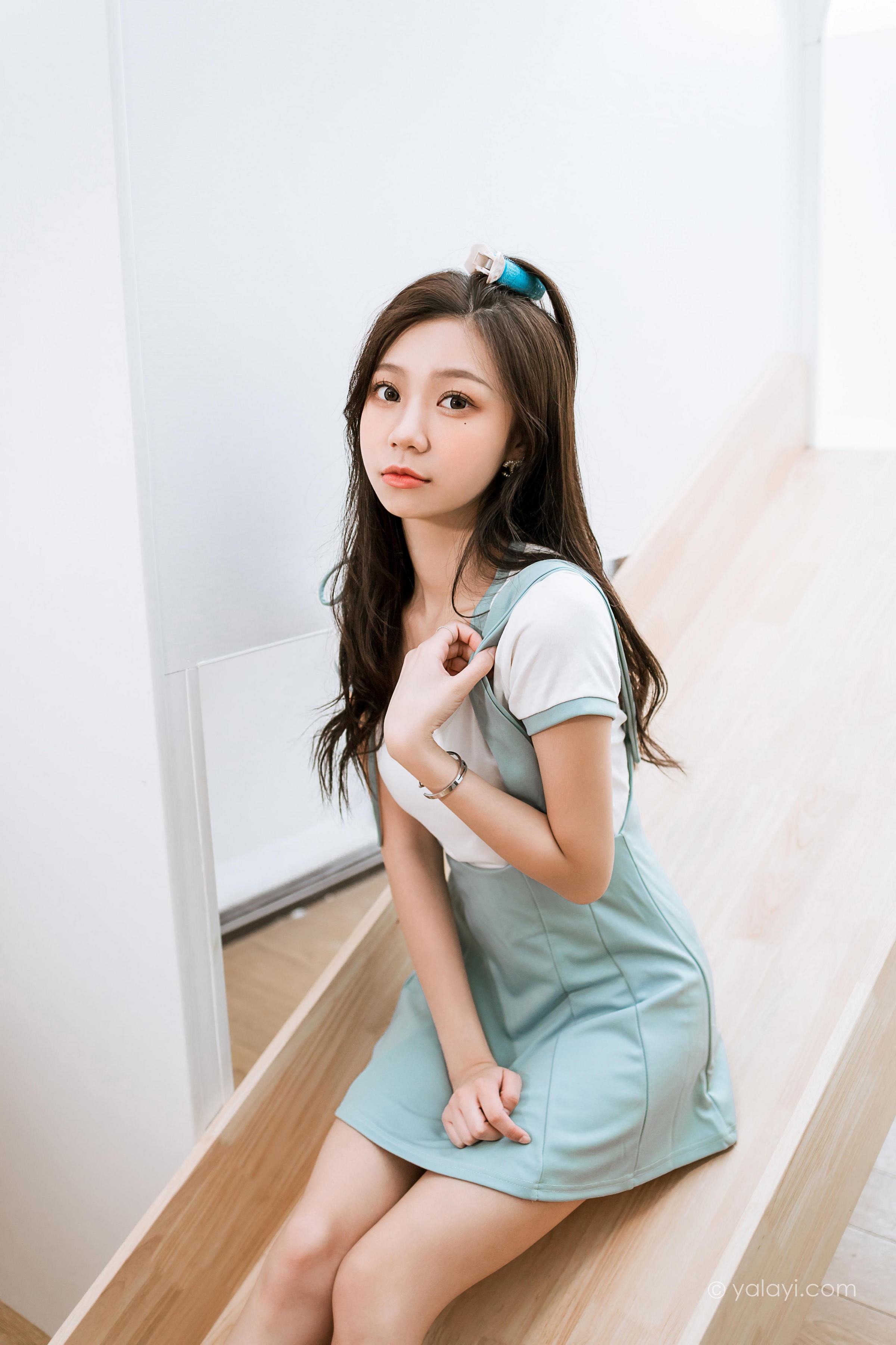 [YALAYI雅拉伊]2022.05.31 天使的微笑 梓瑶 白色短袖加背带短裙居家清纯写真集第5张