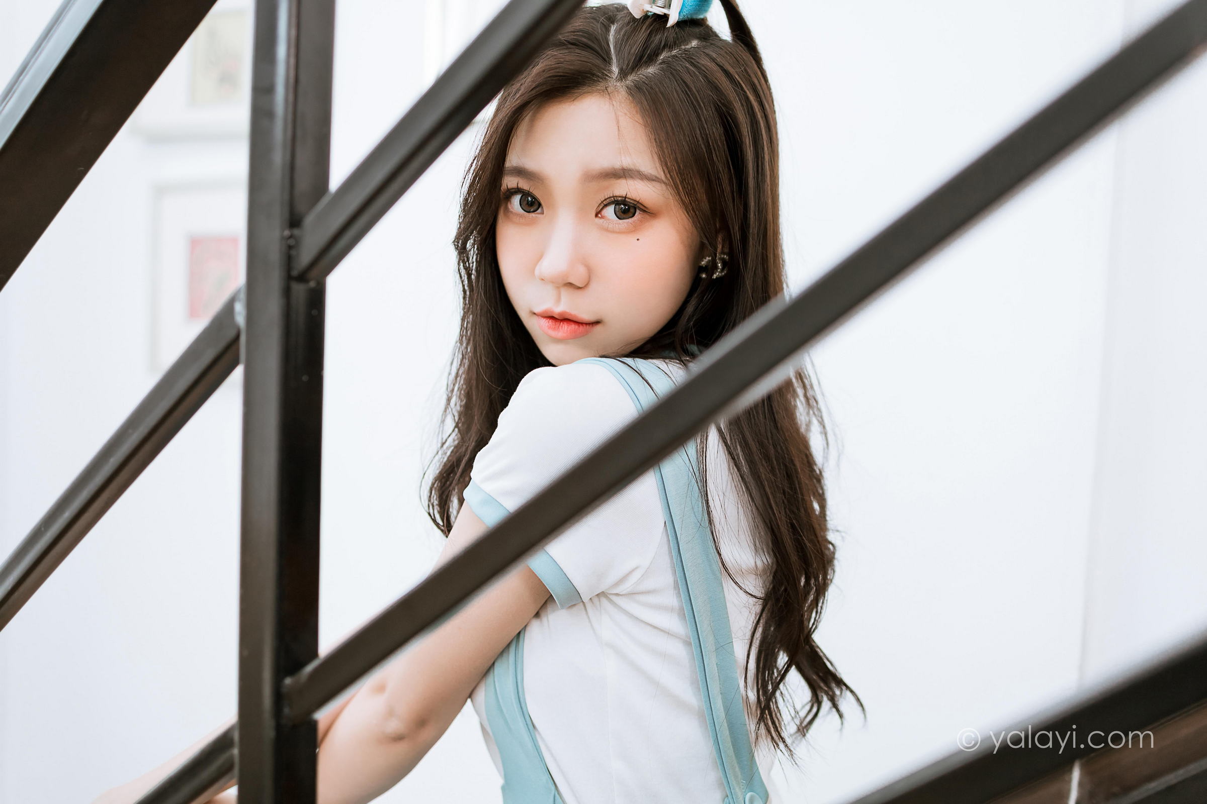 [YALAYI雅拉伊]2022.05.31 天使的微笑 梓瑶 白色短袖加背带短裙居家清纯写真集第14张