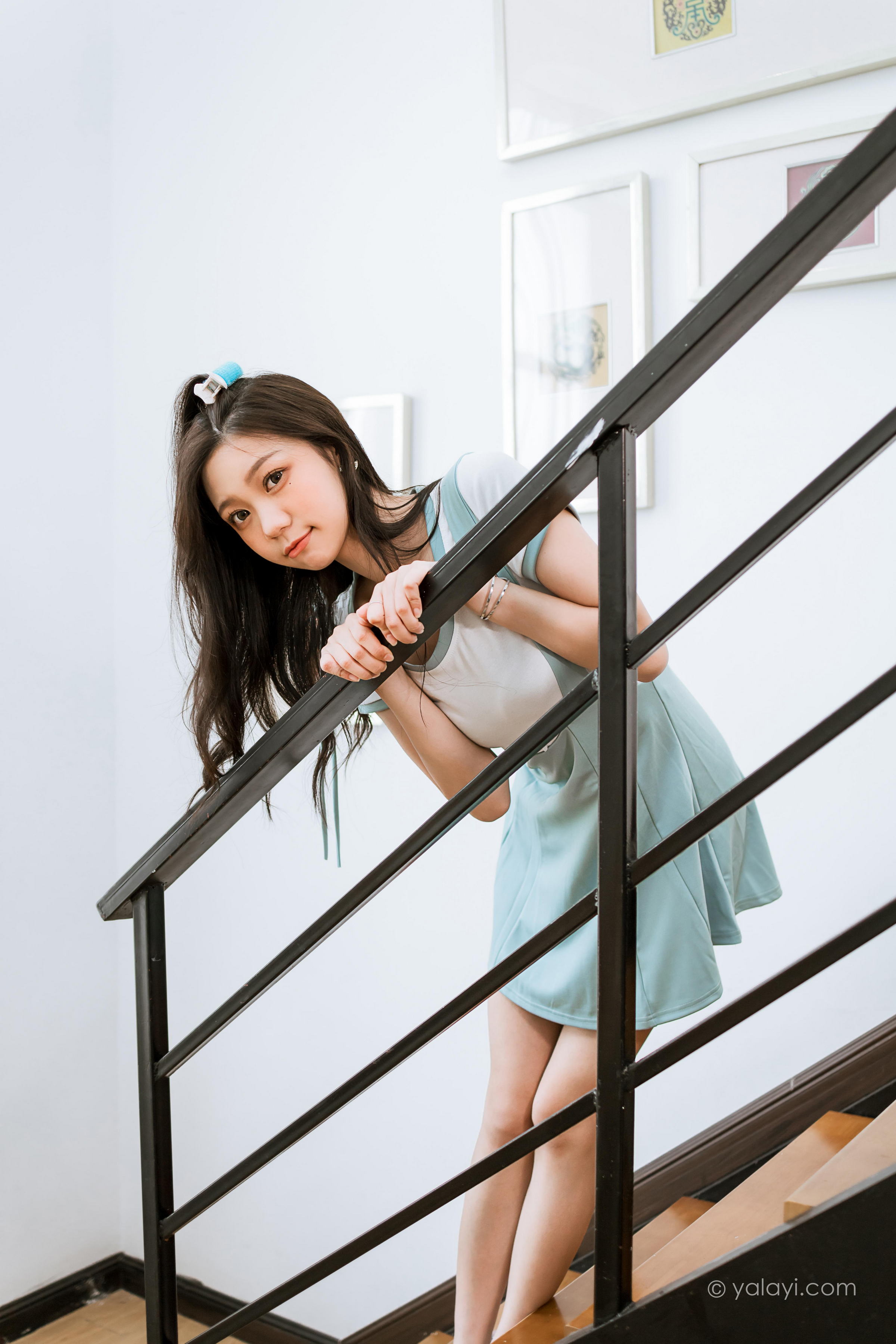 [YALAYI雅拉伊]2022.05.31 天使的微笑 梓瑶 白色短袖加背带短裙居家清纯写真集第13张