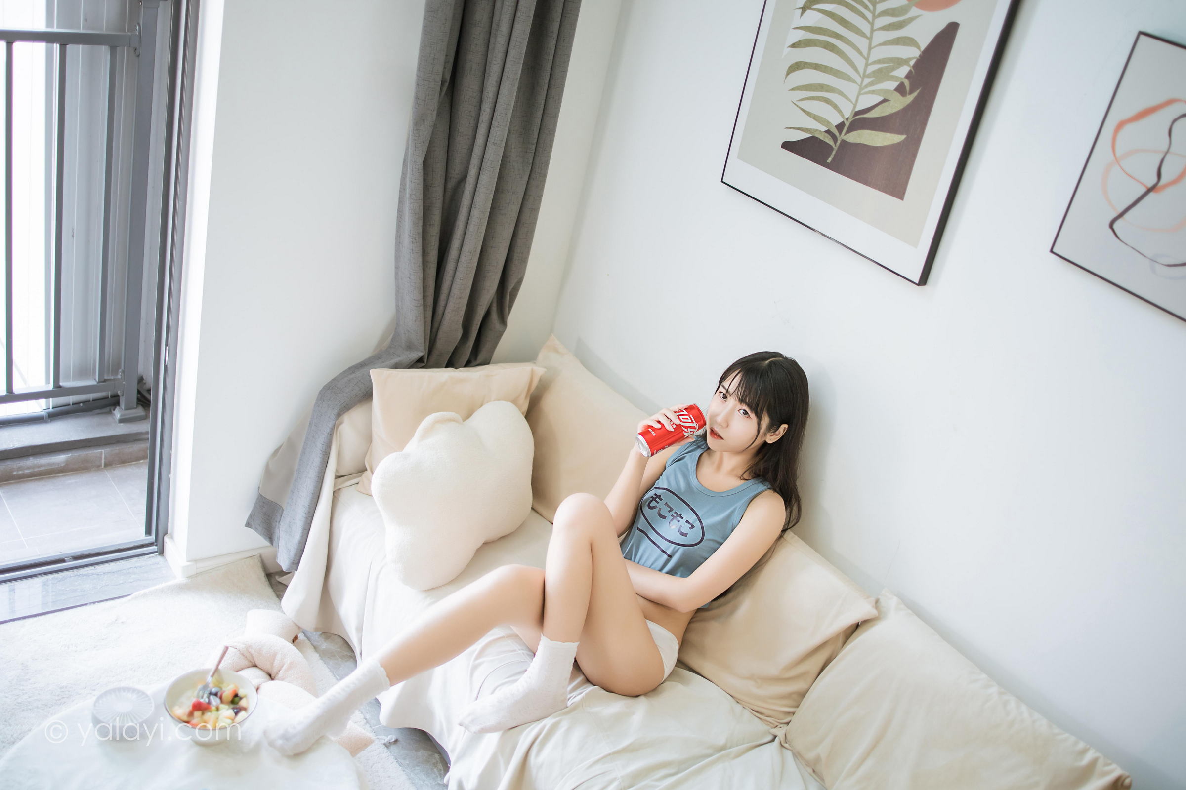 [YALAYI雅拉伊]2022.02.09 闲居在家 弈思 灰色小背心加白色绵袜居家清纯写真集第9张
