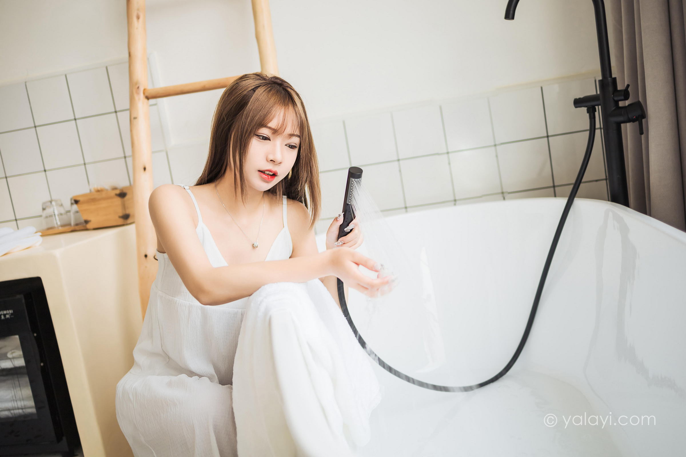 [YALAYI雅拉伊]2022.05.13 小女友 阿禾 白色吊带睡衣裙性感写真集第5张