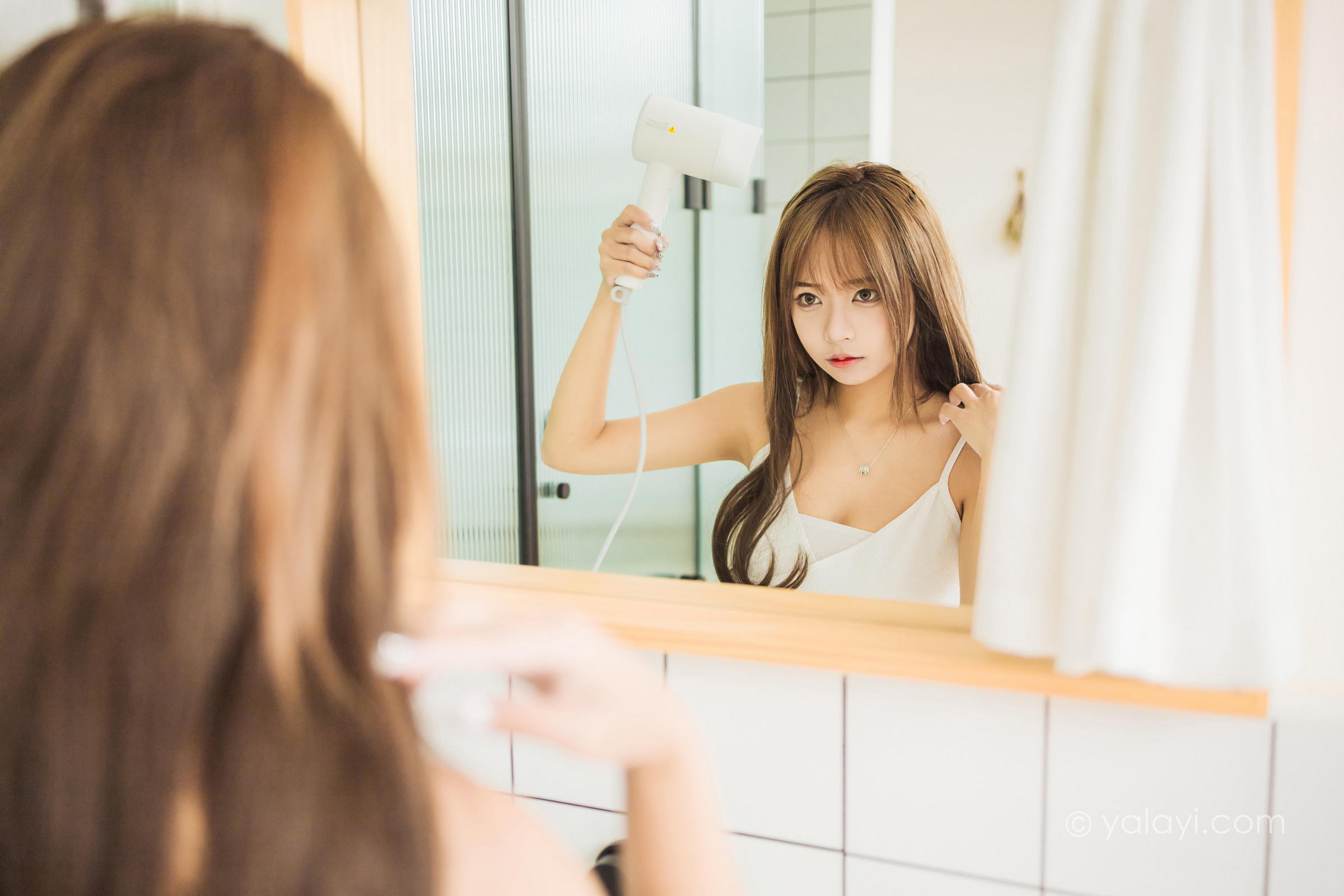 [YALAYI雅拉伊]2022.05.13 小女友 阿禾 白色吊带睡衣裙性感写真集第10张