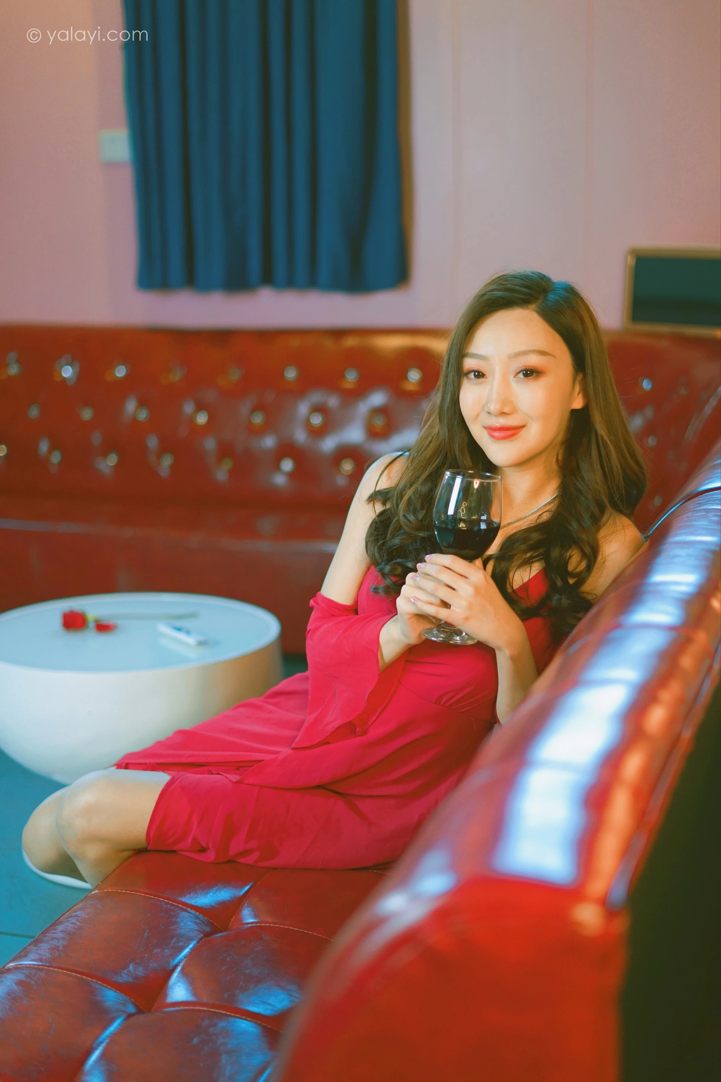 [YALAYI雅拉伊]2021.12.09 美好时光莫辜负 蕊思 红色吊带礼服裙性感私房写真集第4张
