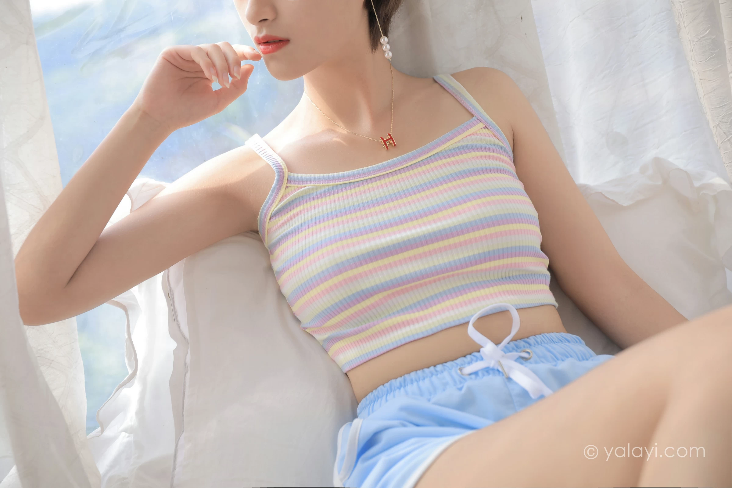 [YALAYI雅拉伊]NO.674 《幽会情人》 丁媛 彩色情趣小背心加蓝色短裤私房写真集第4张