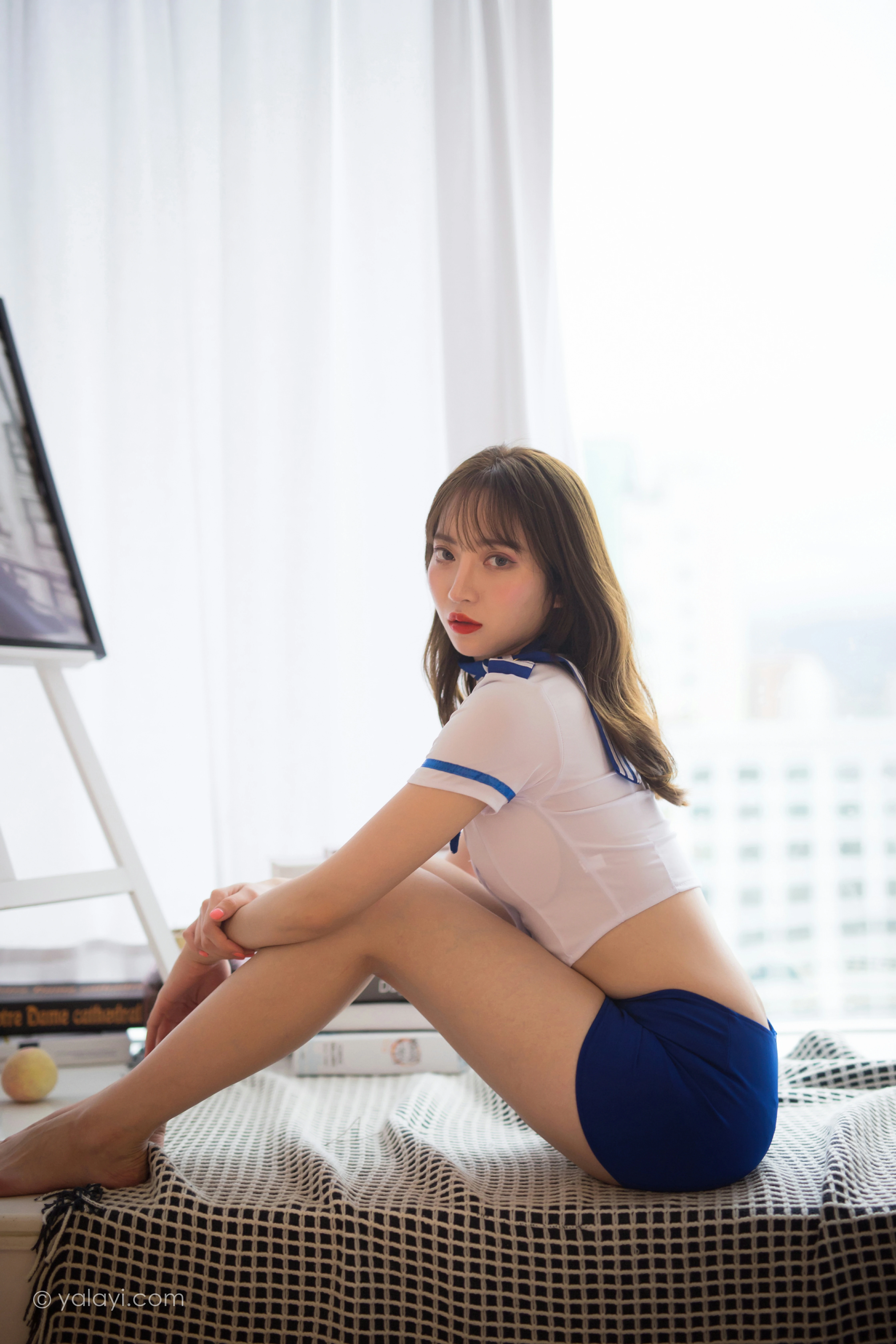 [YALAYI雅拉伊]NO.819 空中玩家 妍妍 性感情趣空姐制服加蓝色短裙私房写真集第3张