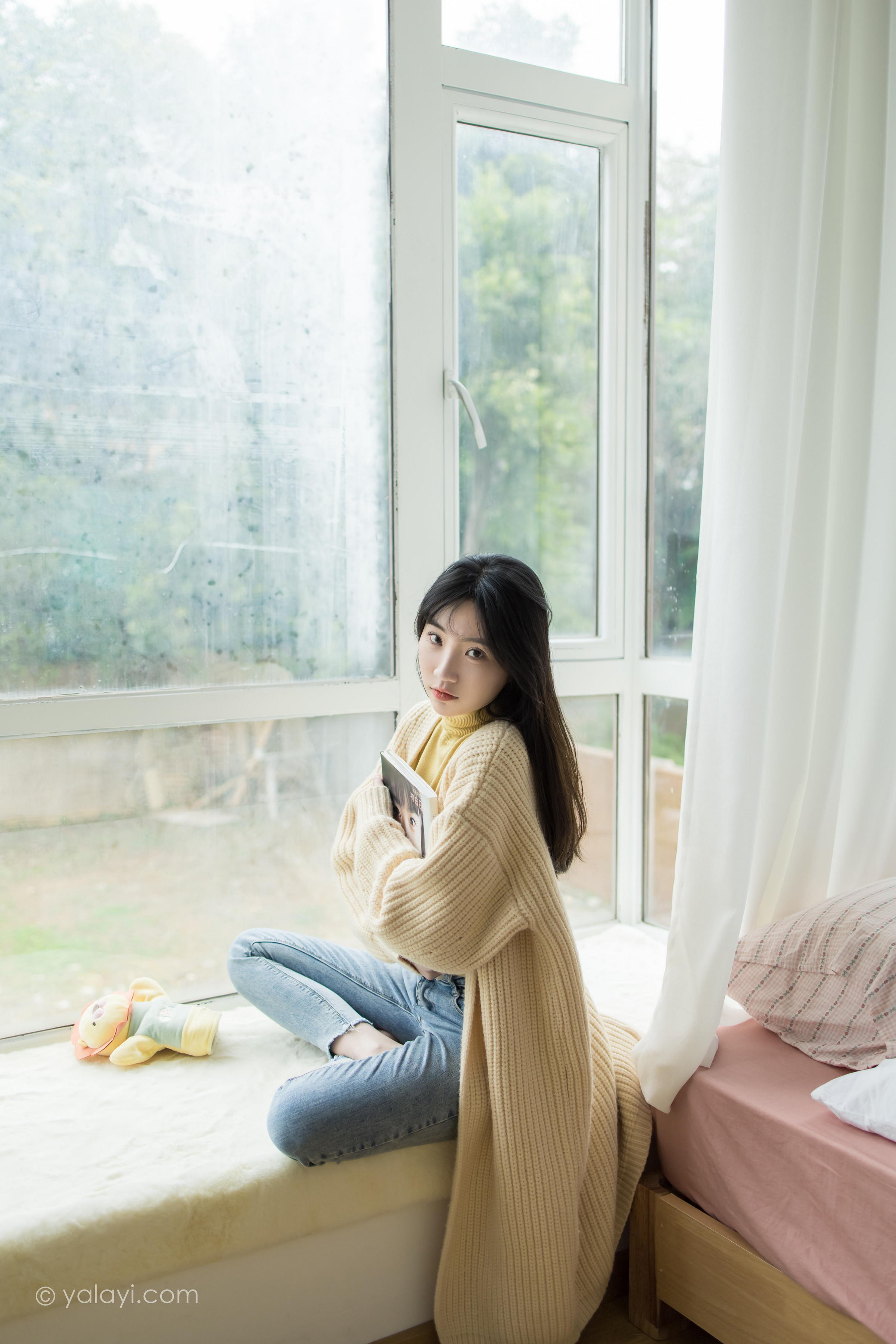 [YALAYI雅拉伊]2022.03.04 玉兰花 小乔 黄色毛衣加紧身牛仔裤居家清纯写真集第7张