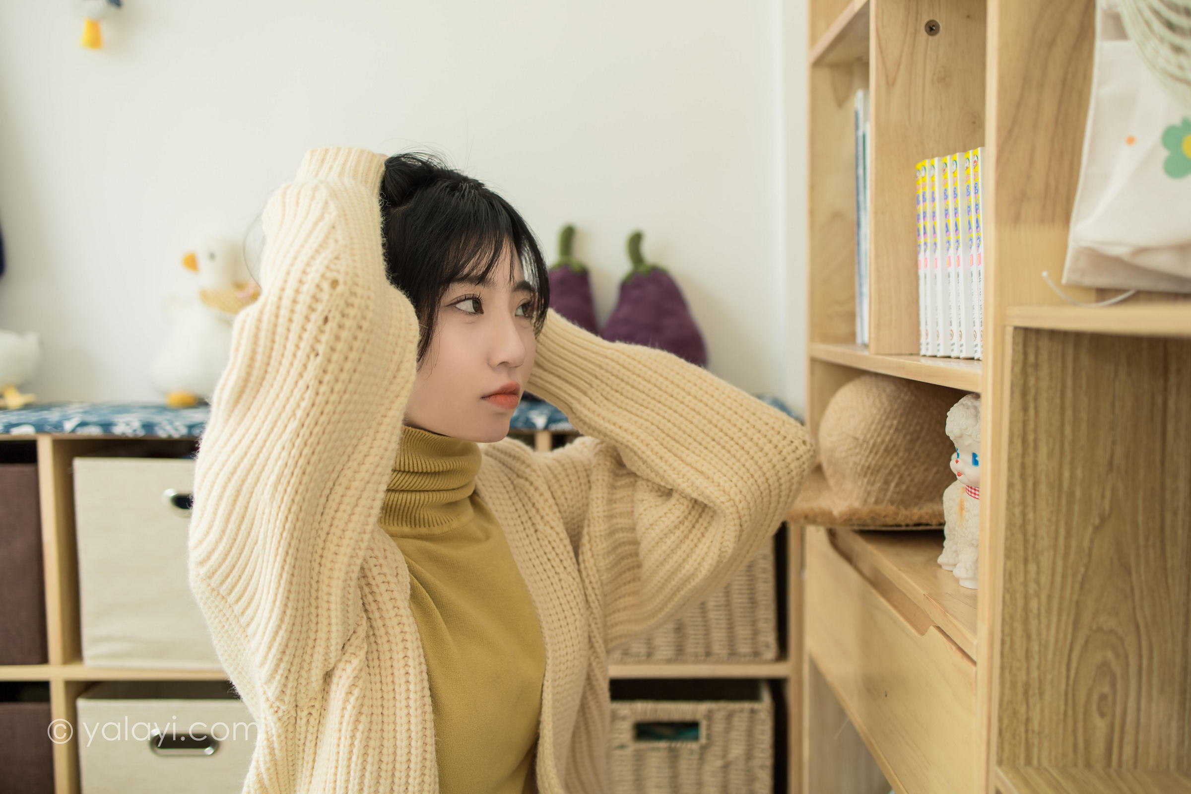 [YALAYI雅拉伊]2022.03.04 玉兰花 小乔 黄色毛衣加紧身牛仔裤居家清纯写真集第8张
