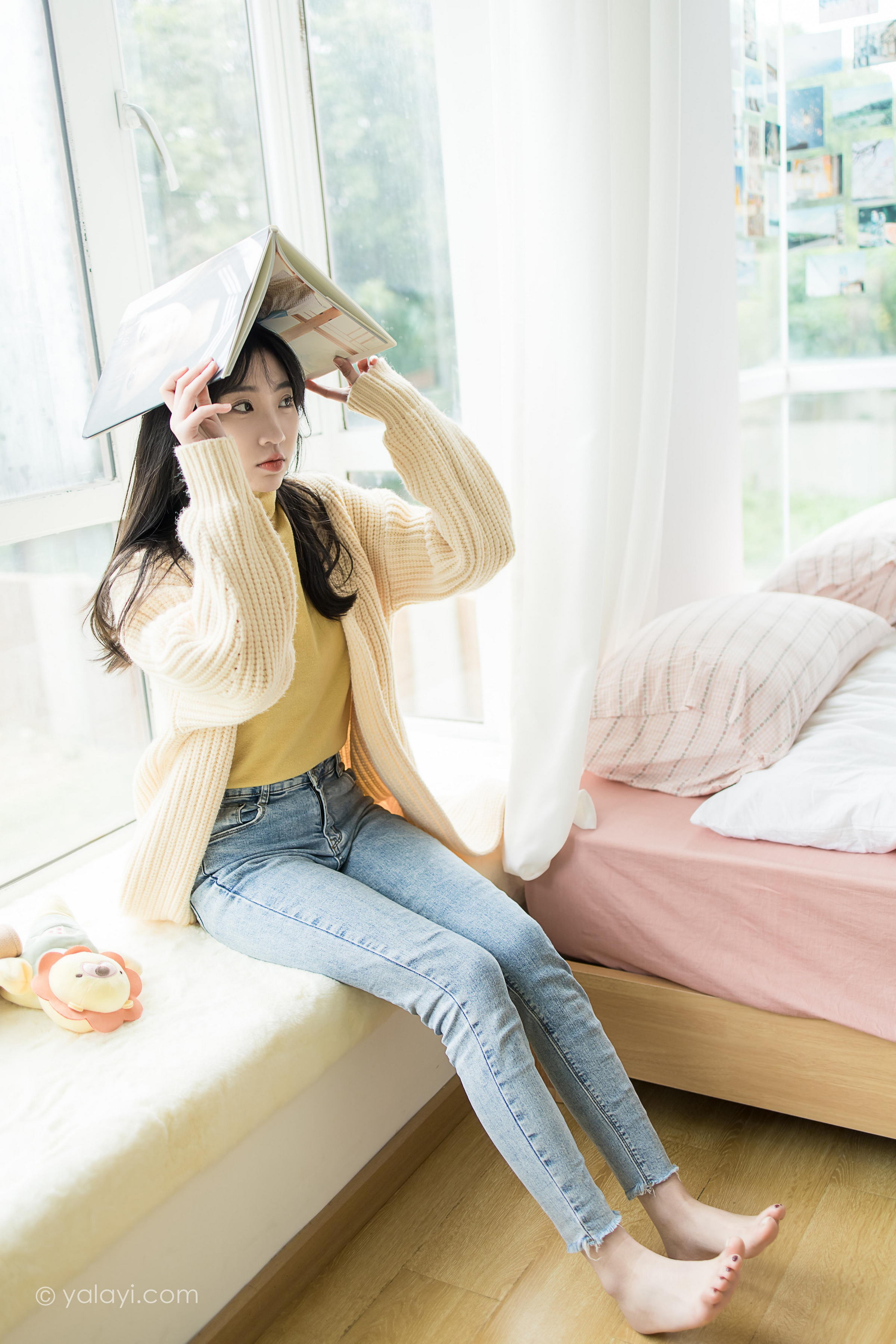 [YALAYI雅拉伊]2022.03.04 玉兰花 小乔 黄色毛衣加紧身牛仔裤居家清纯写真集第6张