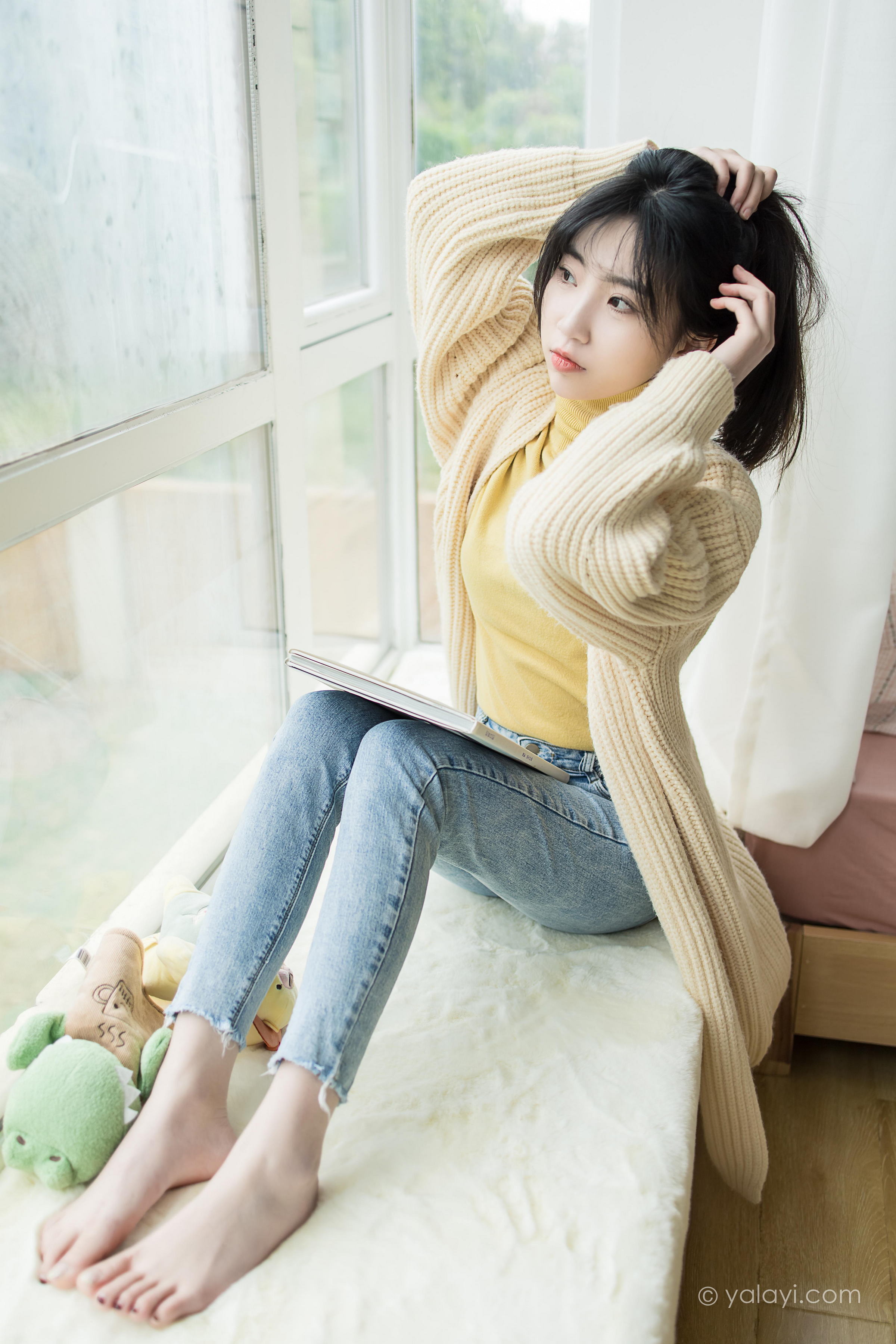 [YALAYI雅拉伊]2022.03.04 玉兰花 小乔 黄色毛衣加紧身牛仔裤居家清纯写真集第6张