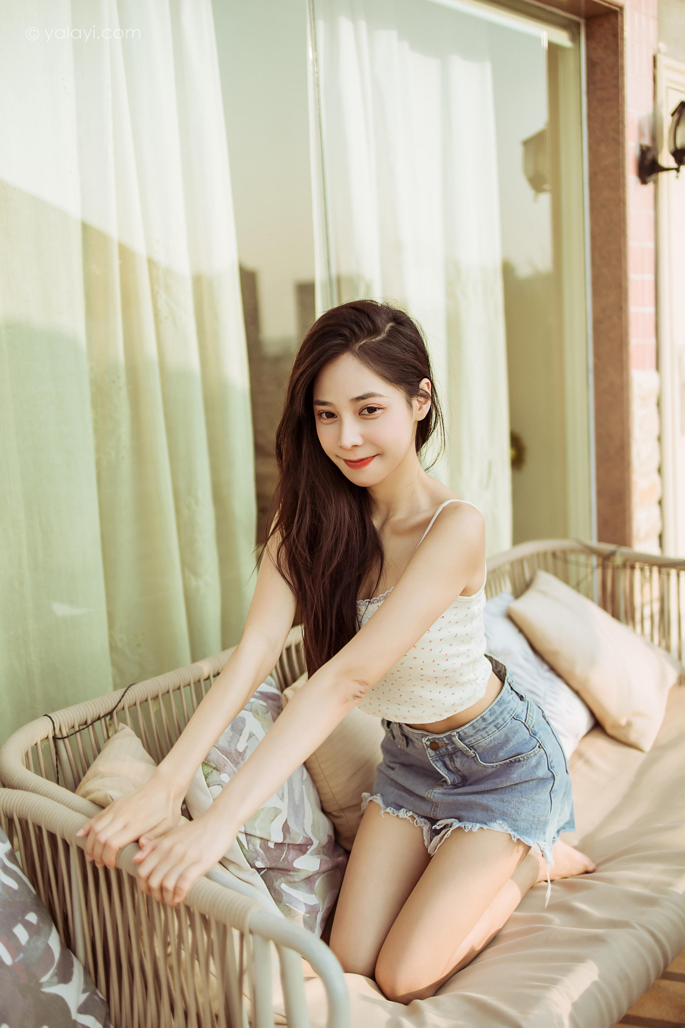 [YALAYI雅拉伊]2022.02.12 暖心情话 诗咏 白色蕾丝小背心加牛仔短裤性感私房写真集第7张