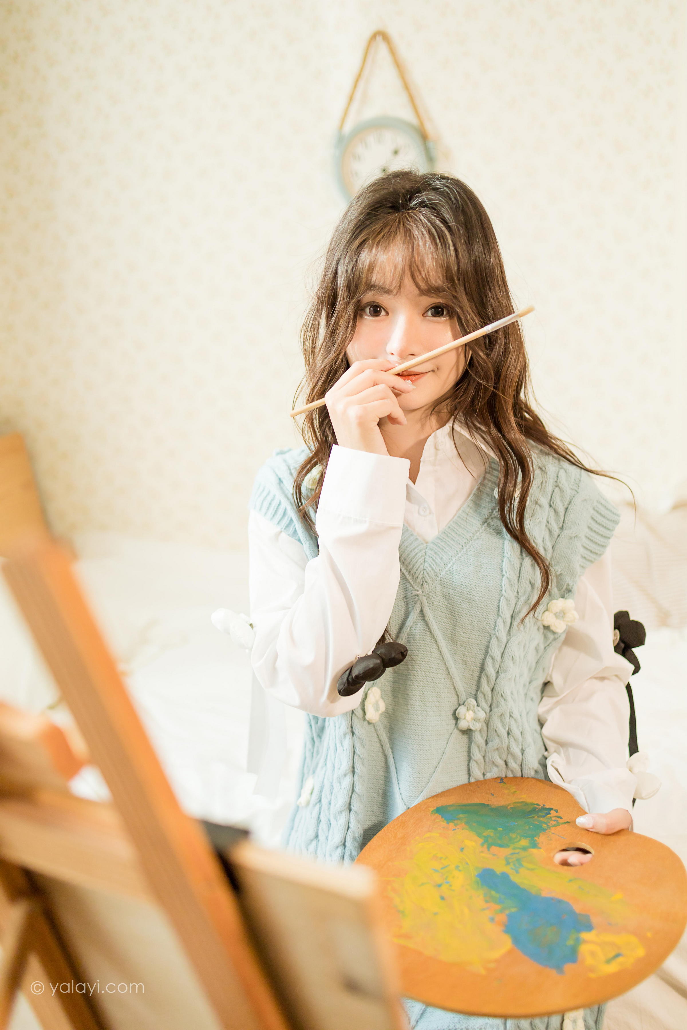 [YALAYI雅拉伊]2022.05.18 微微一笑 小亭 灰色镂空毛衣裙加白色衬衫清纯写真集第1张