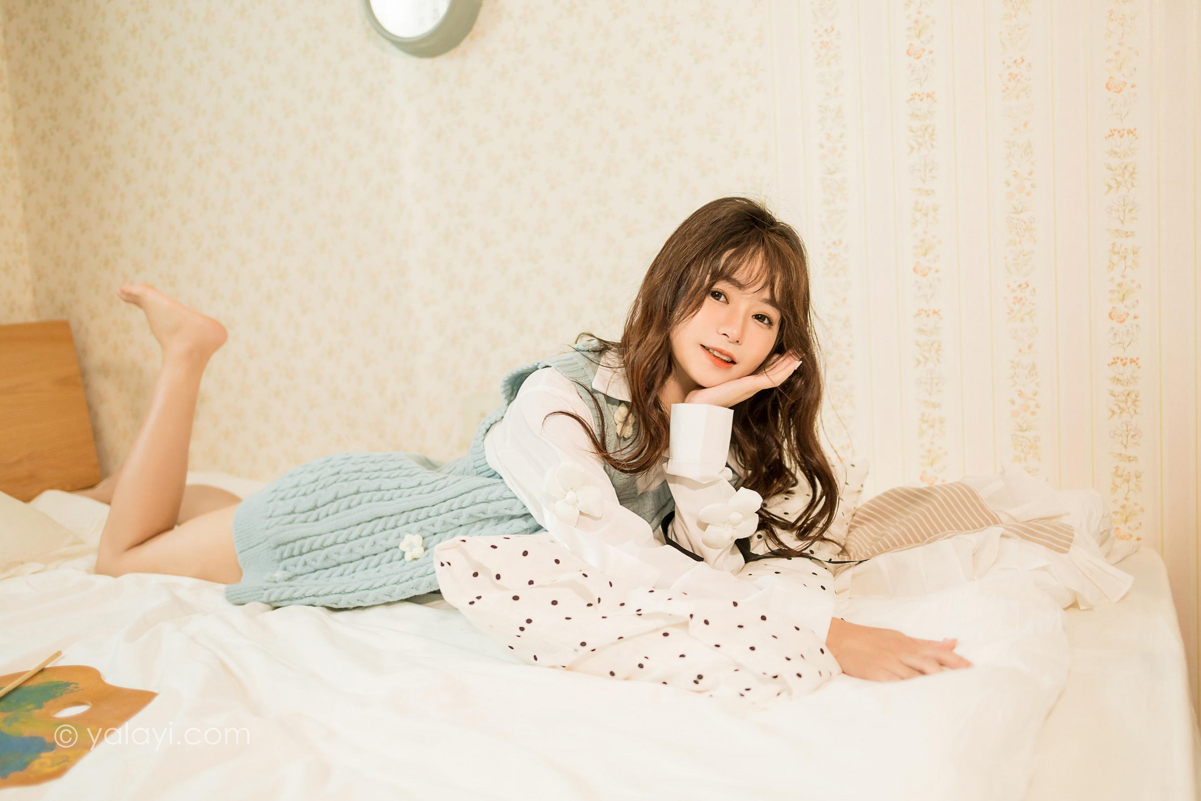 [YALAYI雅拉伊]2022.05.18 微微一笑 小亭 灰色镂空毛衣裙加白色衬衫清纯写真集第4张