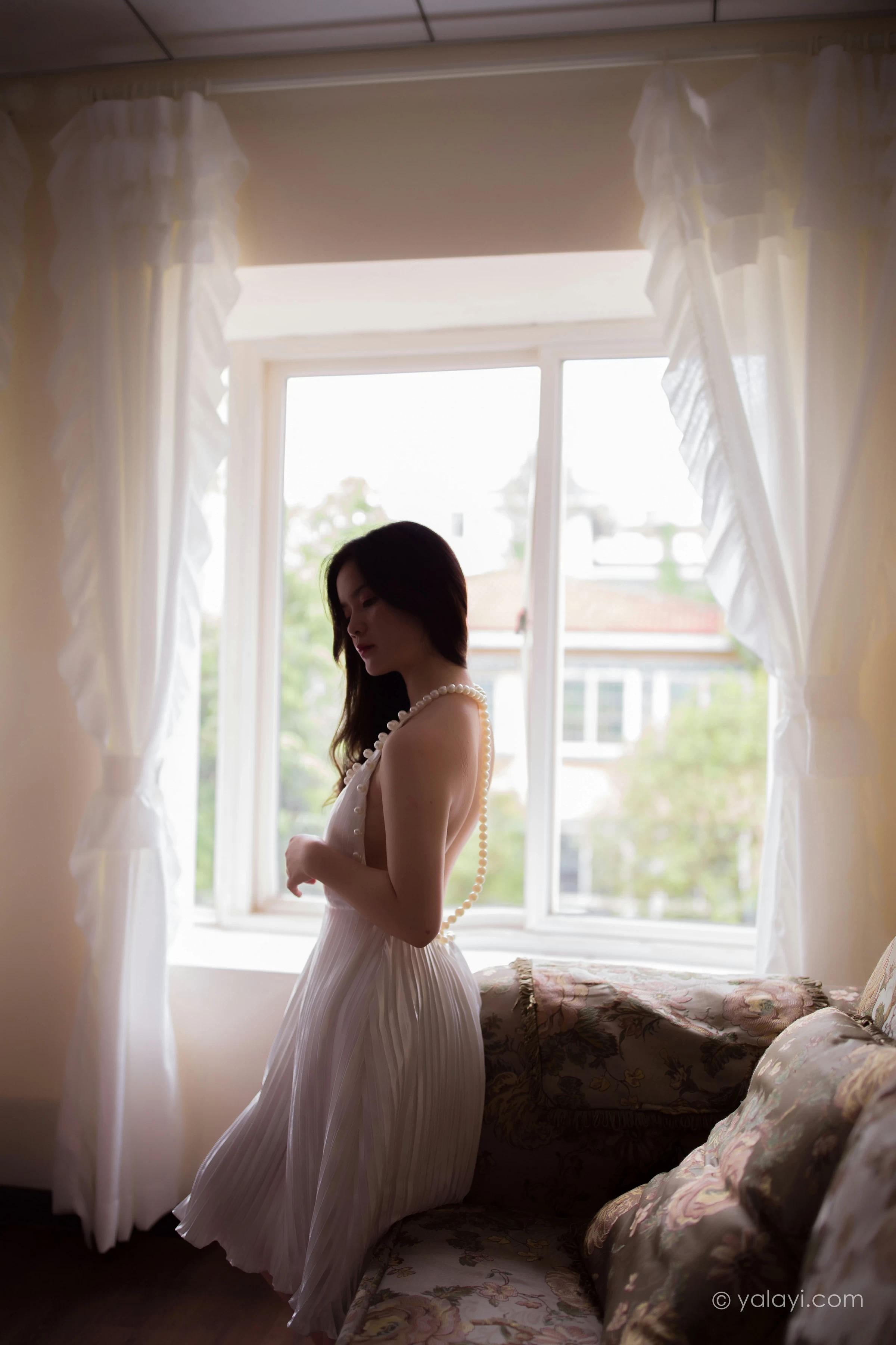 [YALAYI雅拉伊]NO.675 《月亮公主》 珍珠 白色吊脖裸背连衣裙性感私房写真集第1张