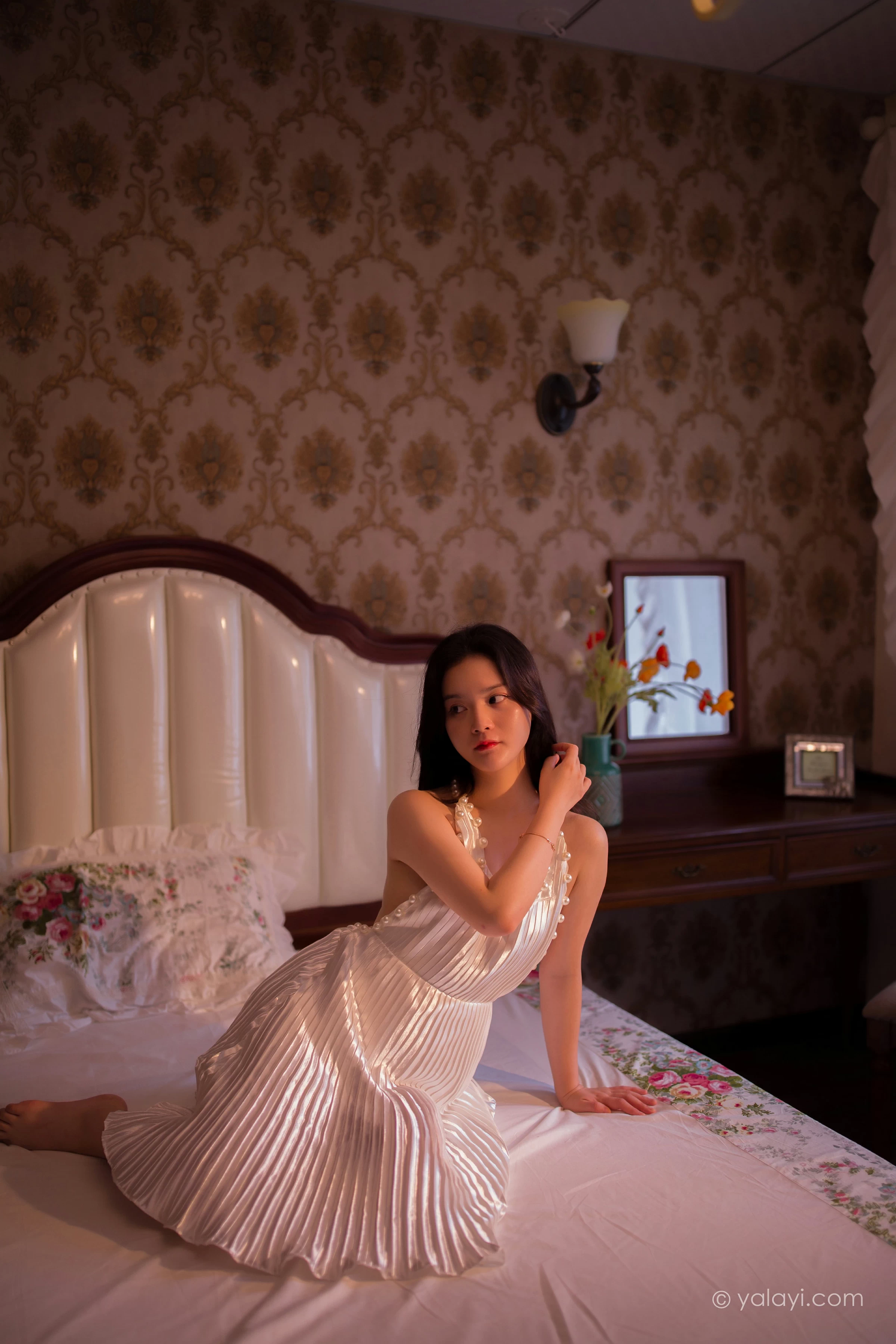 [YALAYI雅拉伊]NO.675 《月亮公主》 珍珠 白色吊脖裸背连衣裙性感私房写真集第15张