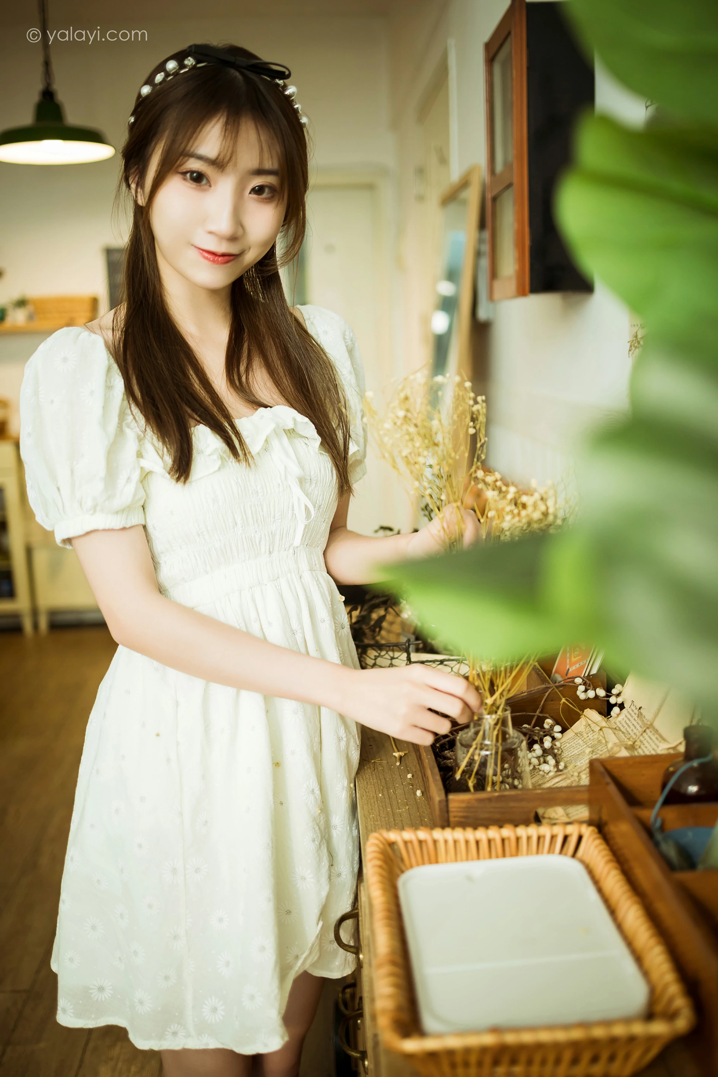 [YALAYI雅拉伊]NO.727 《甜美女友爱花艺》 小乔 白色裸背连衣裙居家写真第3张