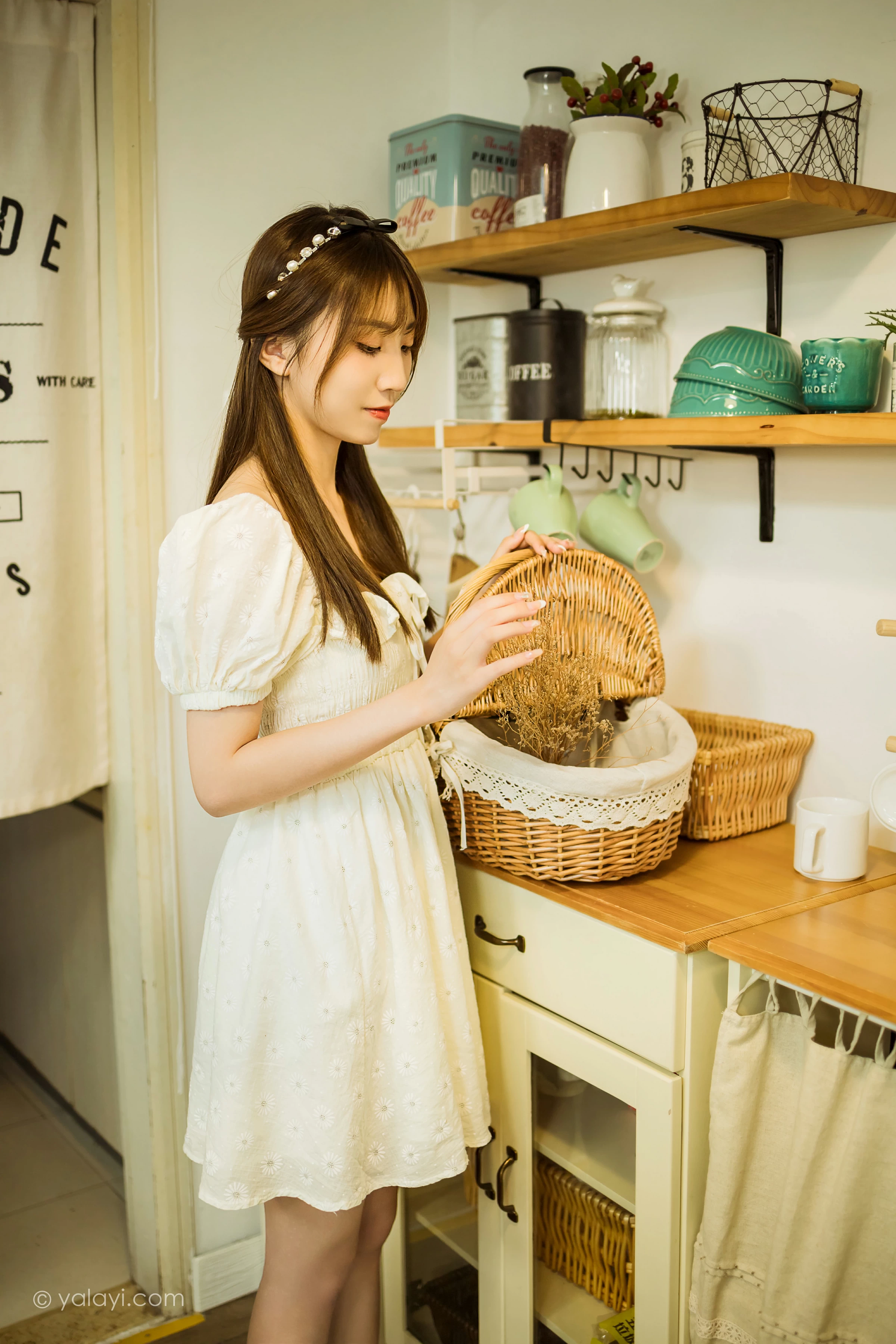 [YALAYI雅拉伊]NO.727 《甜美女友爱花艺》 小乔 白色裸背连衣裙居家写真第8张
