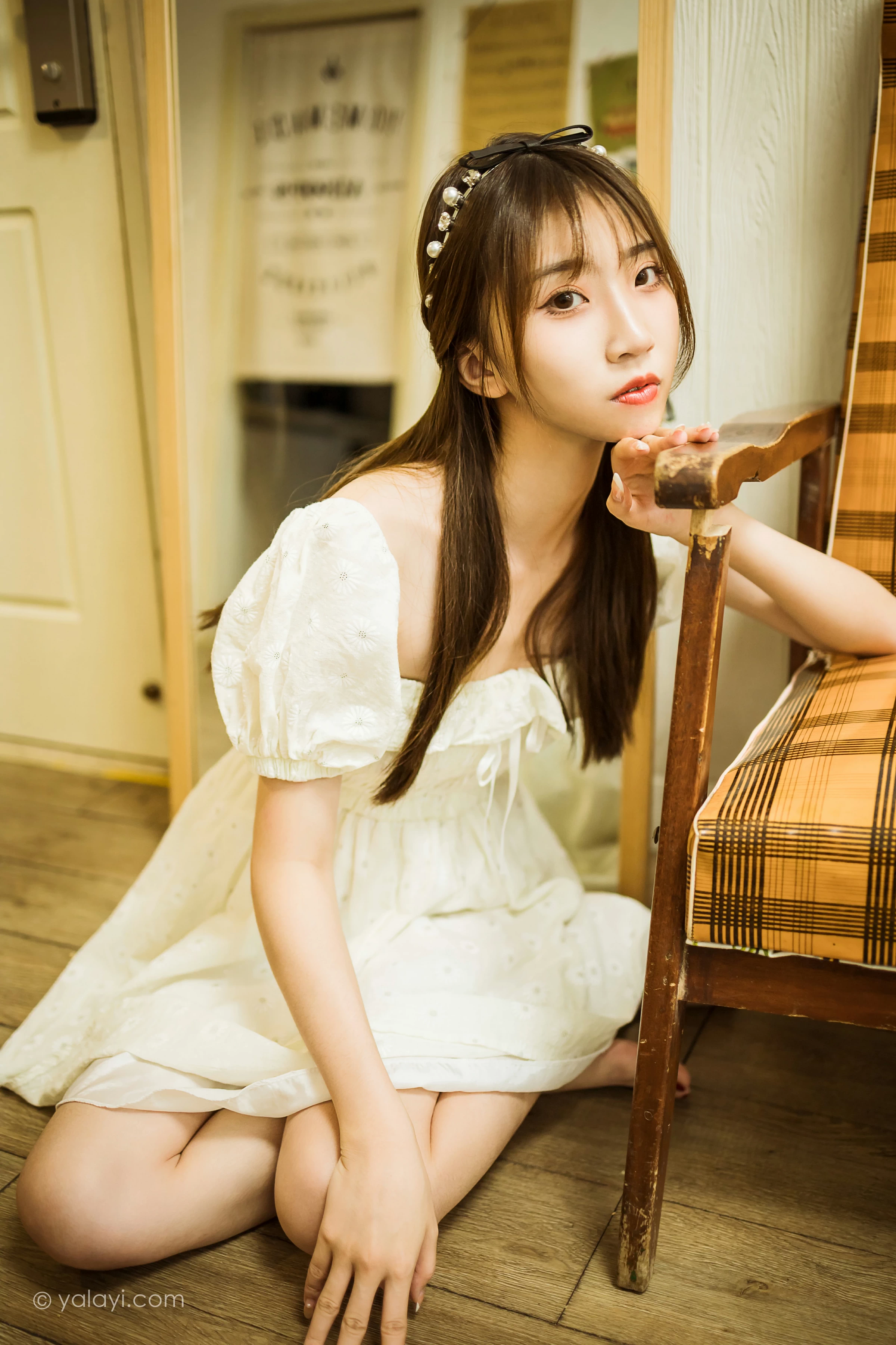 [YALAYI雅拉伊]NO.727 《甜美女友爱花艺》 小乔 白色裸背连衣裙居家写真第10张