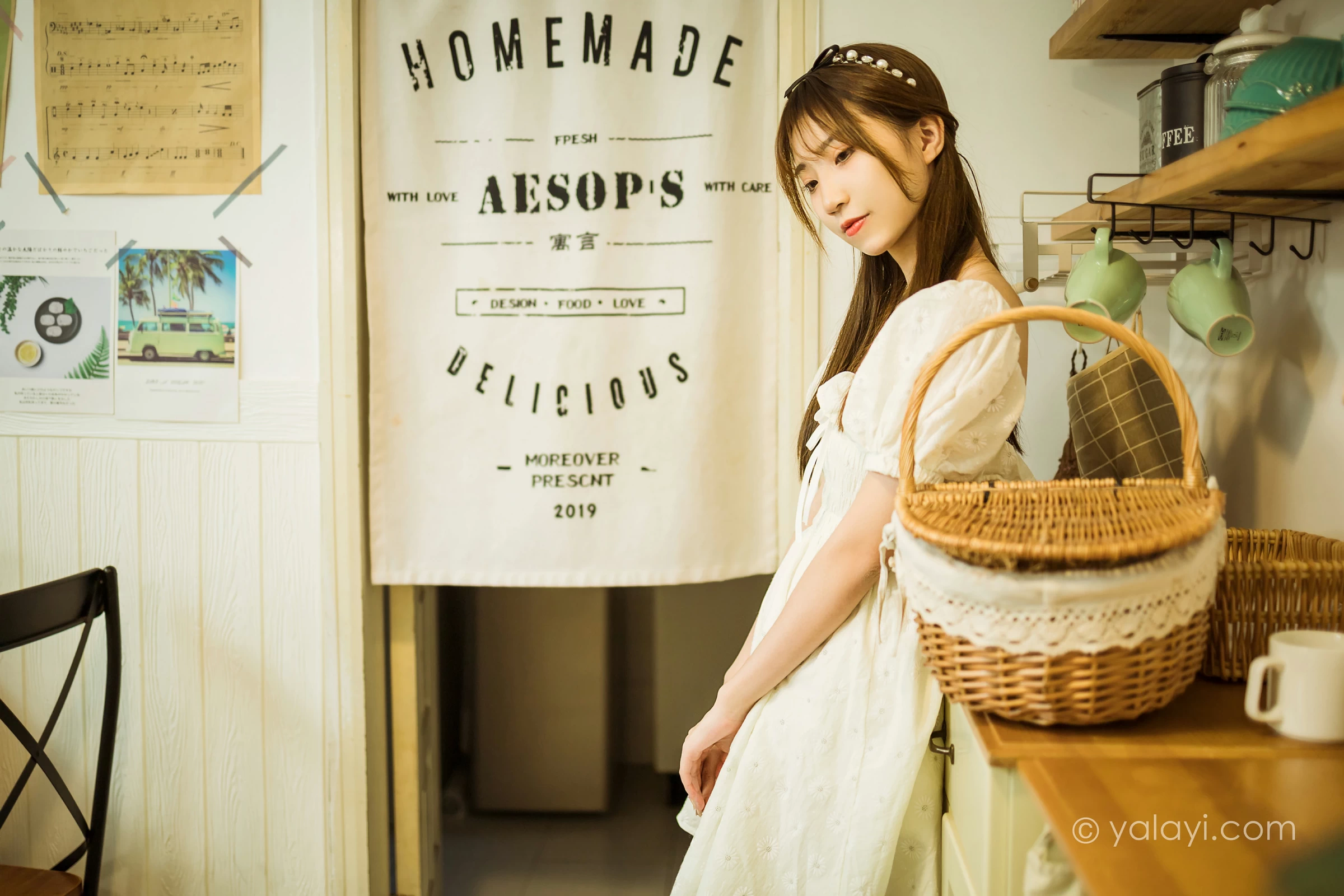 [YALAYI雅拉伊]NO.727 《甜美女友爱花艺》 小乔 白色裸背连衣裙居家写真第9张