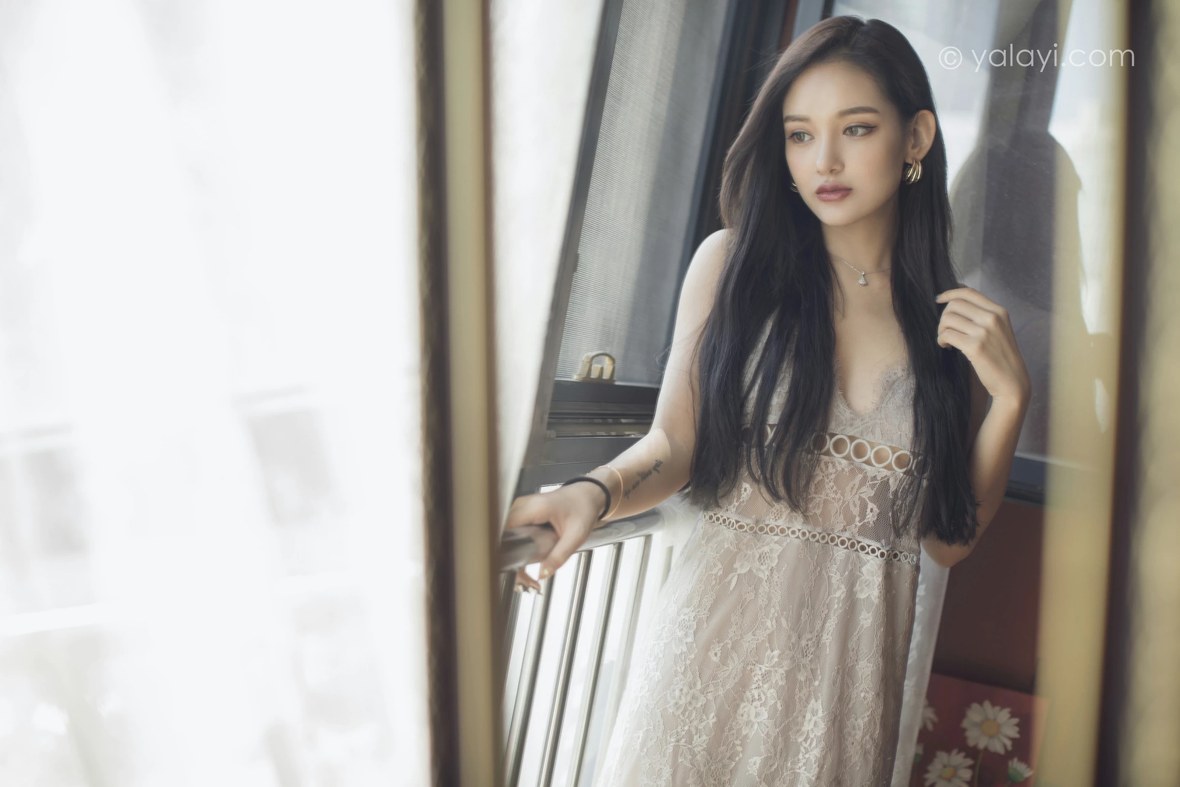 [YALAYI雅拉伊]NO.665 《无问》 刘子炀 白色透视蕾丝连衣裙性感私房写真集第1张