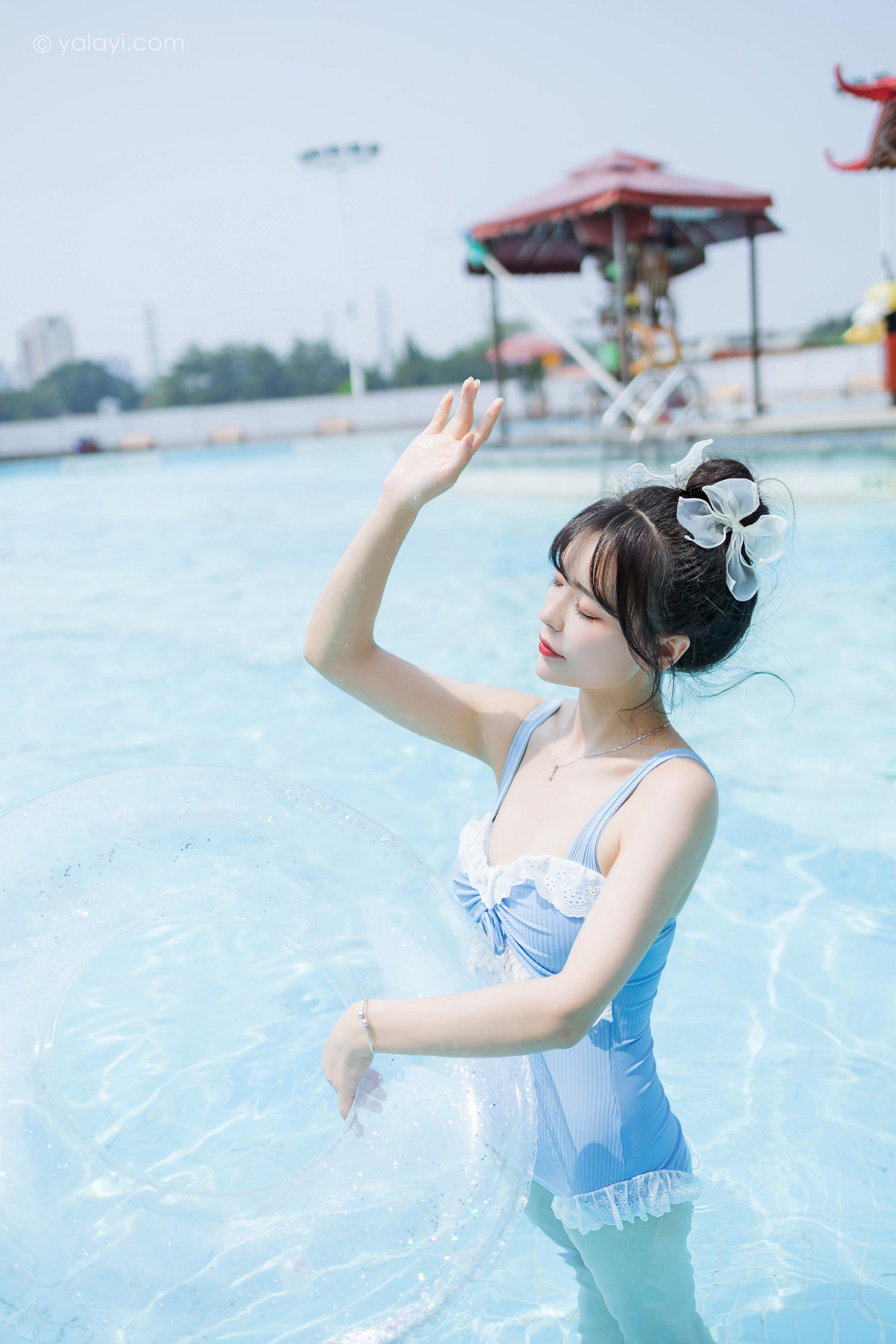 [YALAYI雅拉伊]2022.10.11 假日阳光 程小蝶 蓝色连体比基尼泳装性感写真集第8张