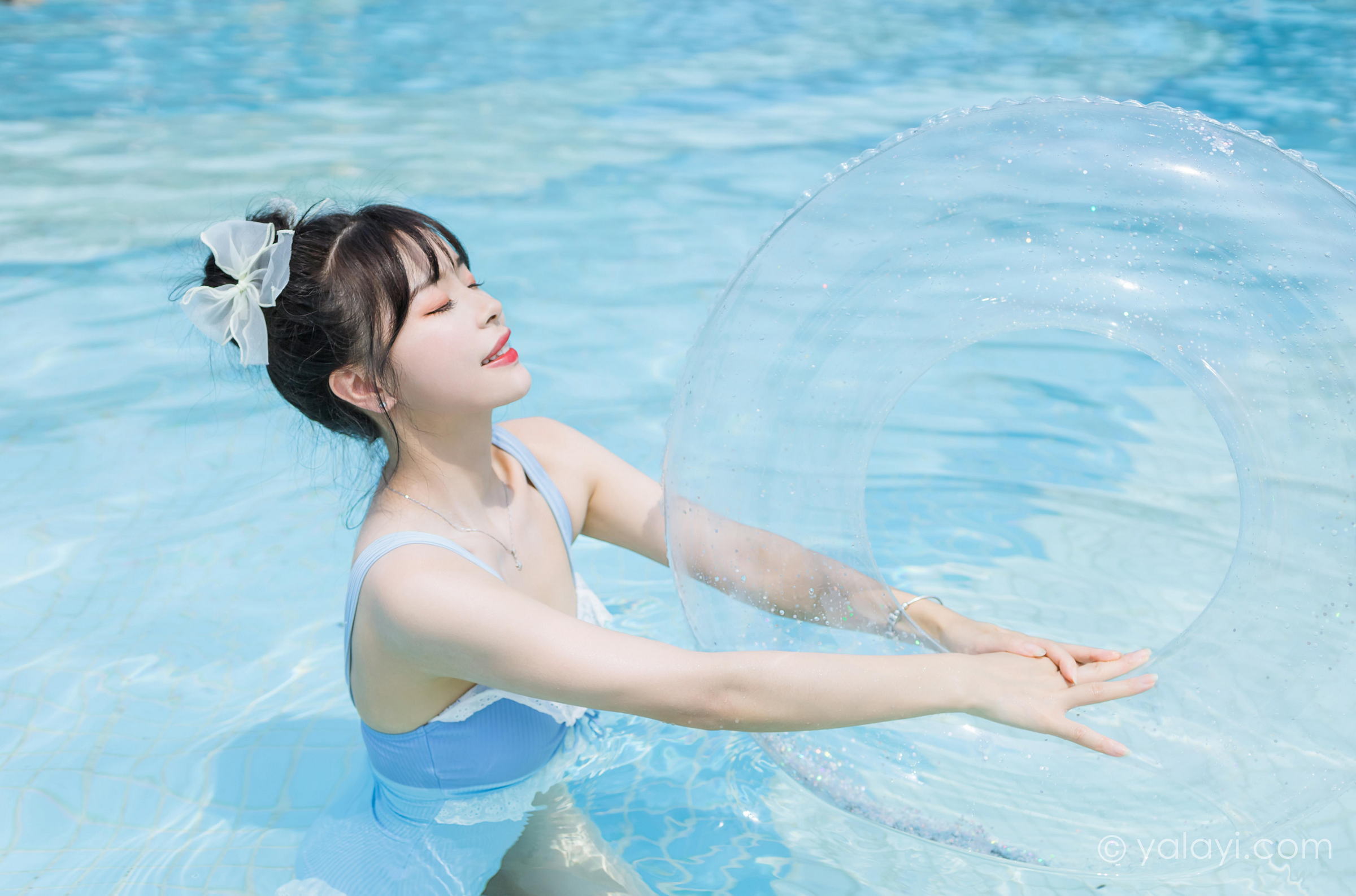 [YALAYI雅拉伊]2022.10.11 假日阳光 程小蝶 蓝色连体比基尼泳装性感写真集第14张
