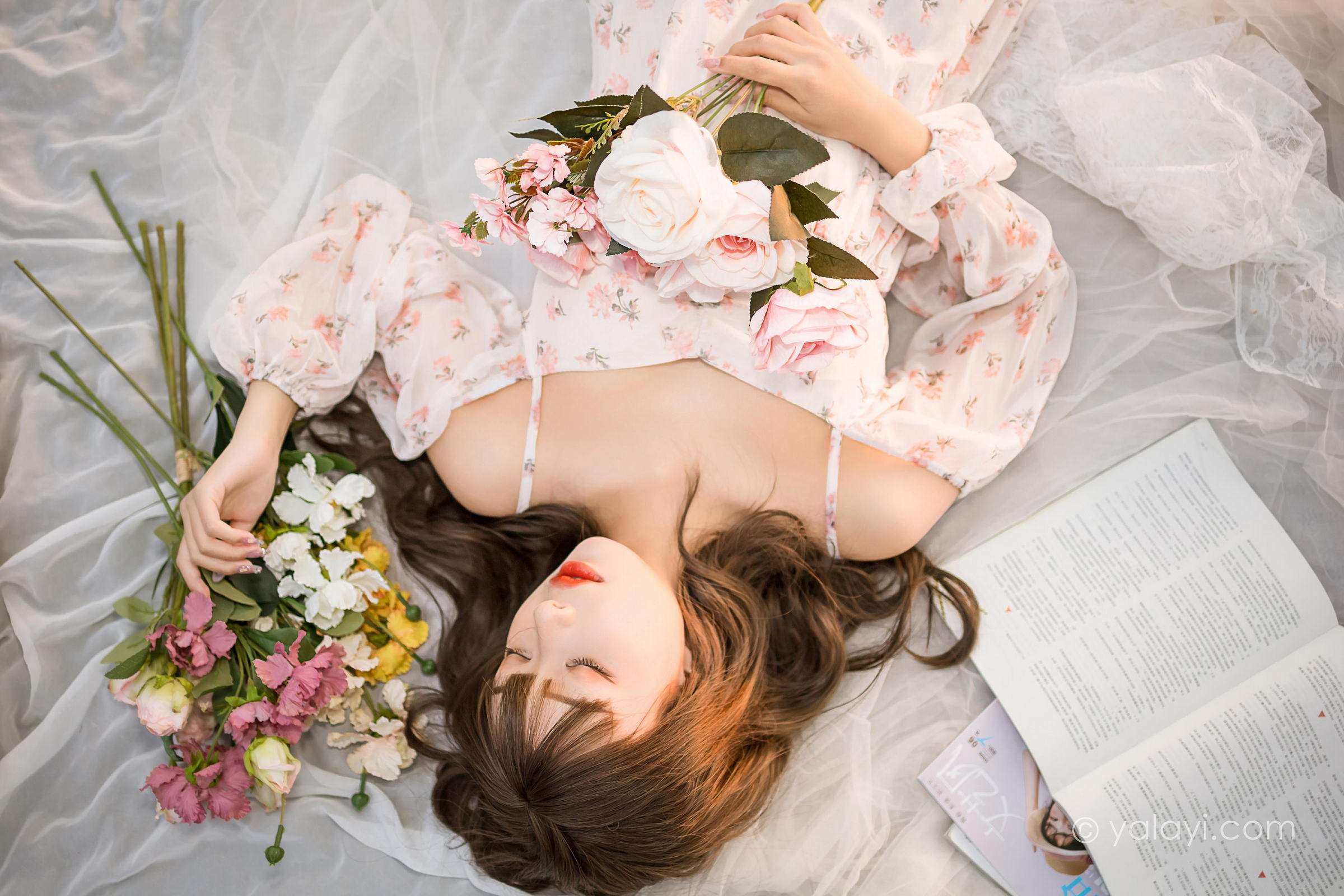 [YALAYI雅拉伊]2022.02.16 希望的阳光 阿禾 白色透视吊带连衣裙公园休闲写真集第13张