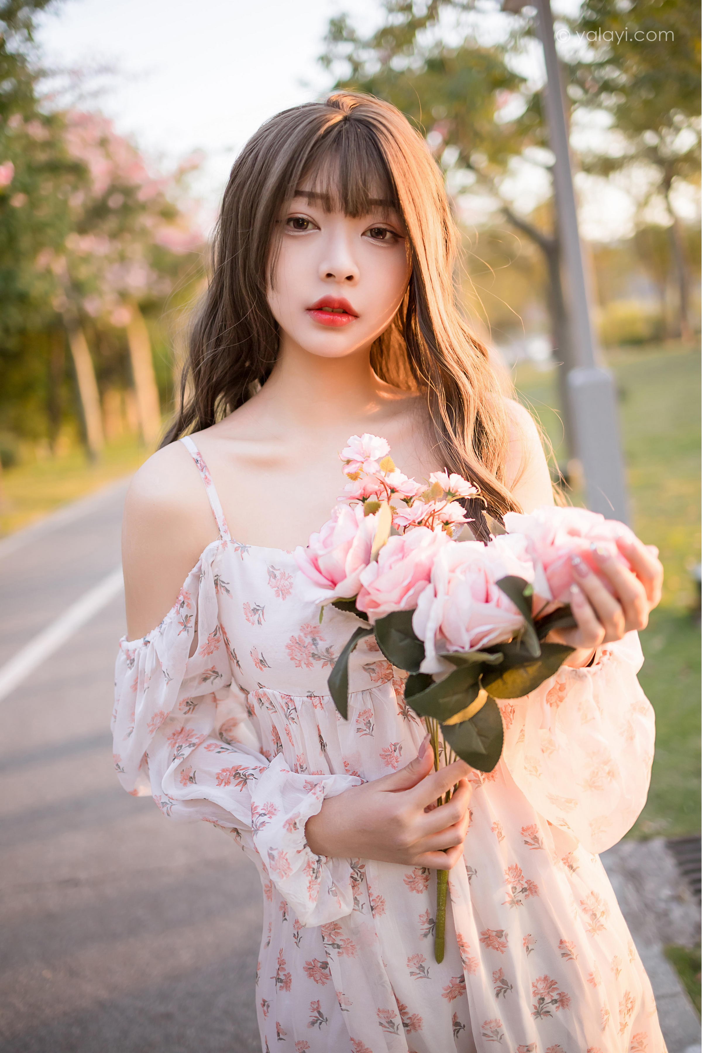 [YALAYI雅拉伊]2022.02.16 希望的阳光 阿禾 白色透视吊带连衣裙公园休闲写真集第10张