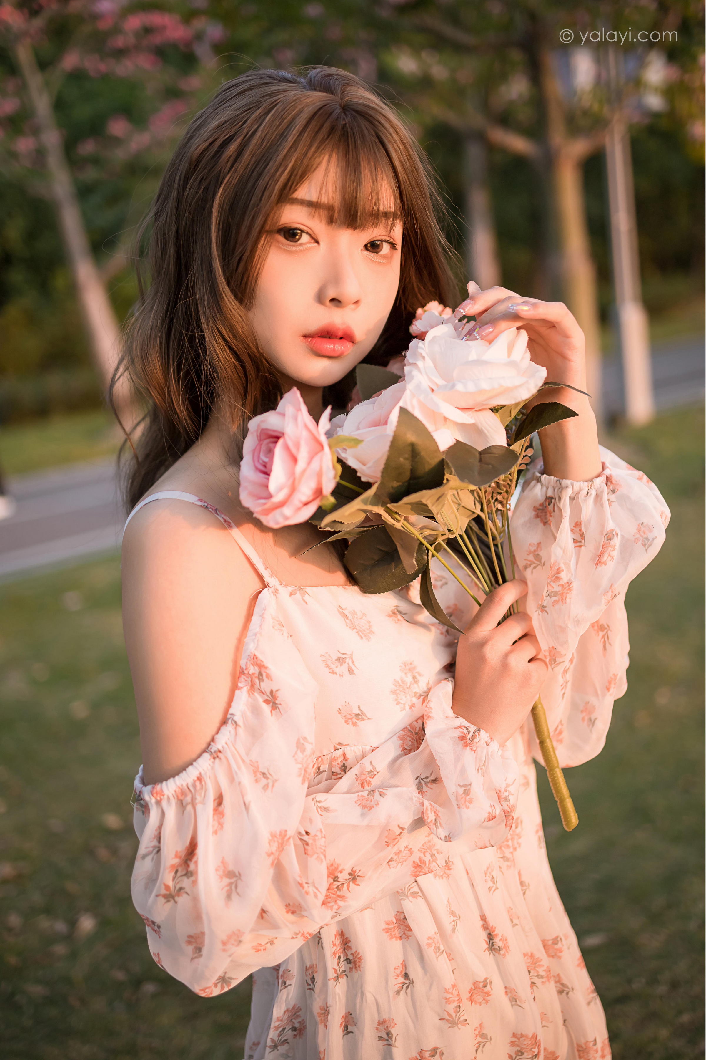 [YALAYI雅拉伊]2022.02.16 希望的阳光 阿禾 白色透视吊带连衣裙公园休闲写真集第12张