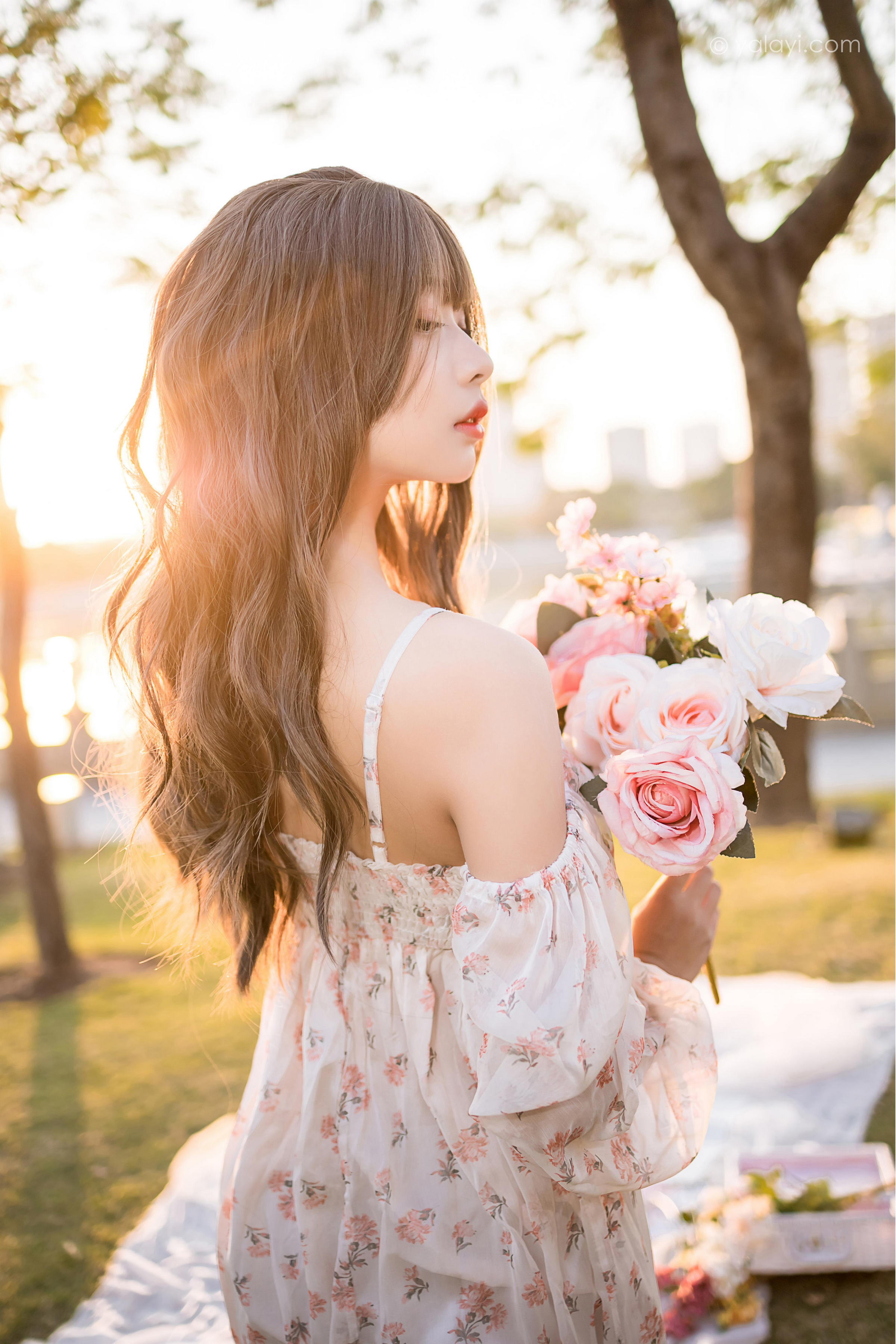 [YALAYI雅拉伊]2022.02.16 希望的阳光 阿禾 白色透视吊带连衣裙公园休闲写真集第9张