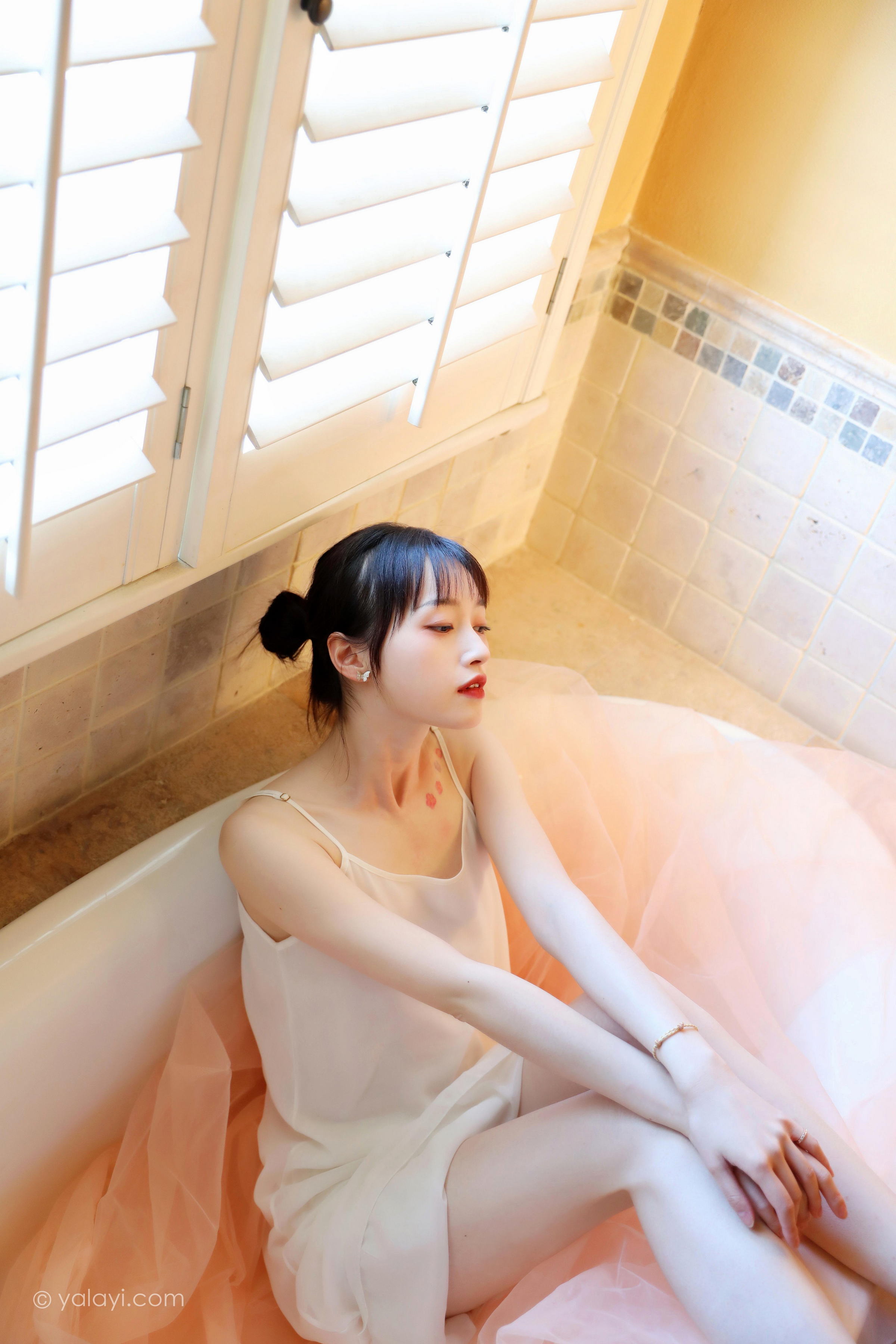 [YALAYI雅拉伊]2022.05.20 不是风景 京京 白色透视镂空披肩加橙色吊带睡衣裙性感写真集第4张