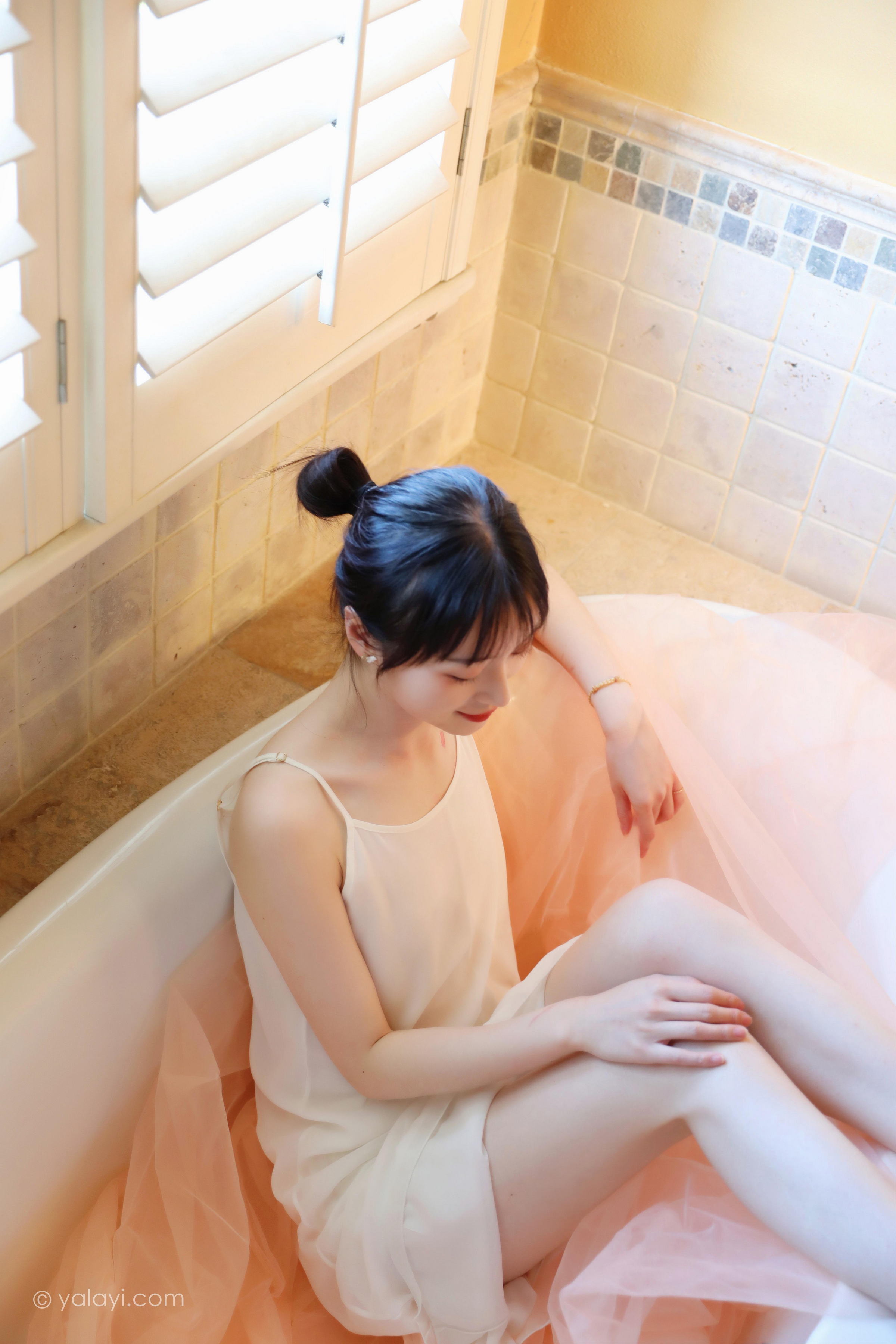 [YALAYI雅拉伊]2022.05.20 不是风景 京京 白色透视镂空披肩加橙色吊带睡衣裙性感写真集第3张