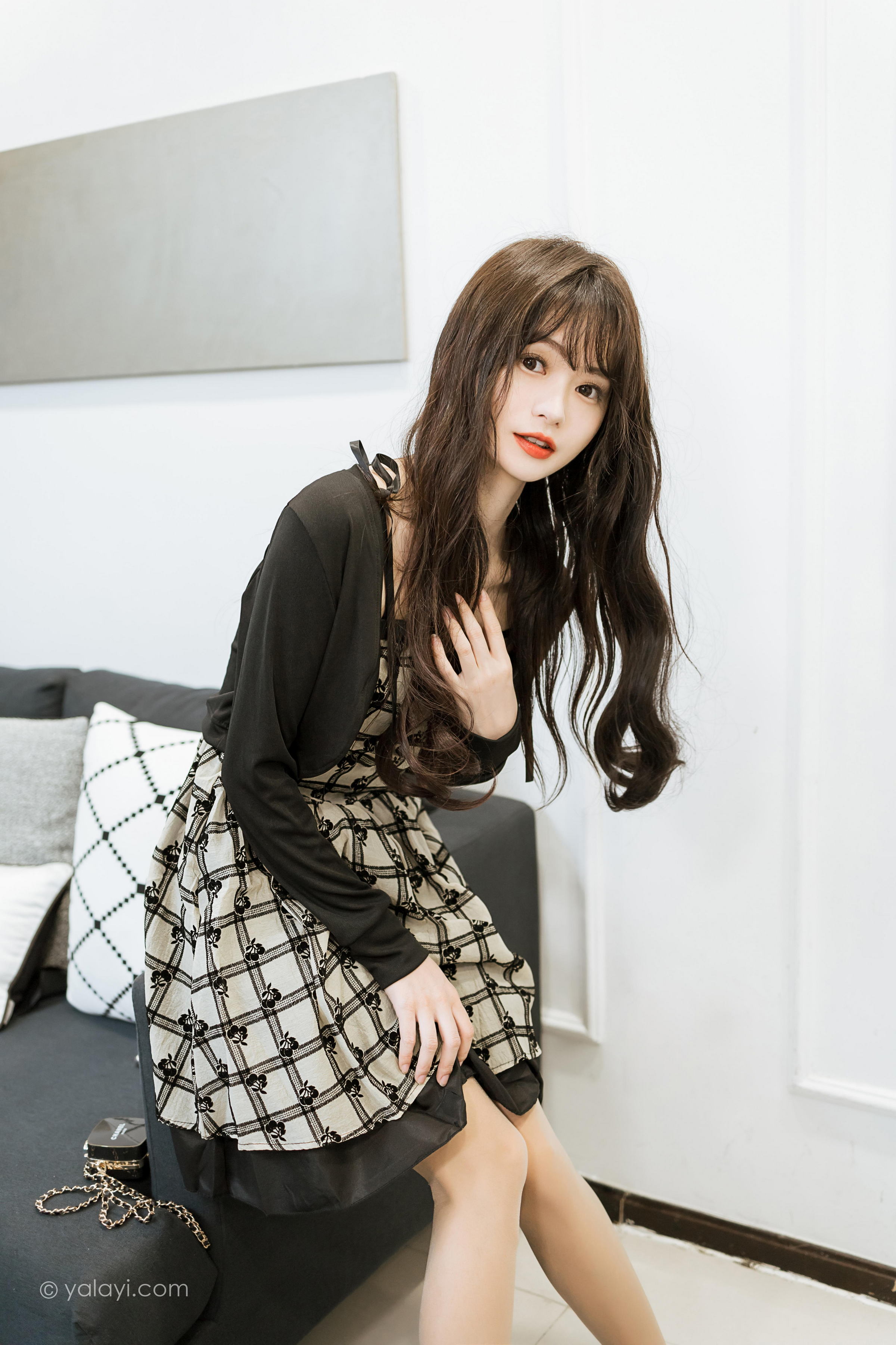 [YALAYI雅拉伊]2022.09.05 温柔的夜 小亭 黑色小外套加白色格子连衣裙居家清纯写真集第13张