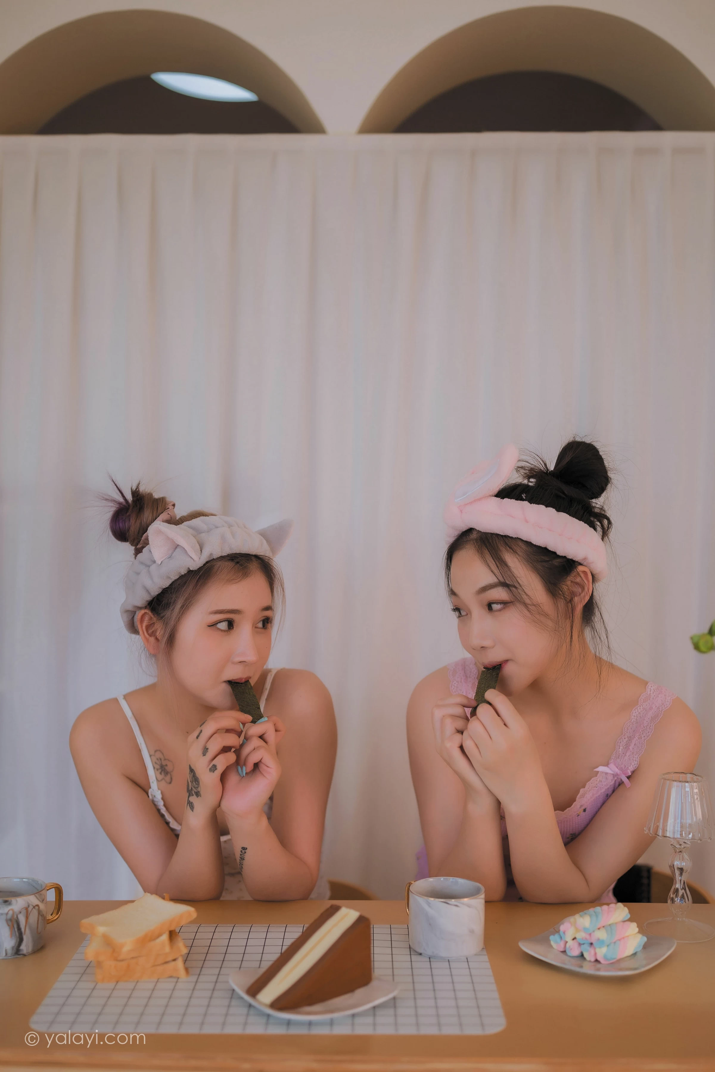 [YALAYI雅拉伊]NO.728 《另一个我》 左木 梦涵 性感小背心加短裤居家私房写真集第13张