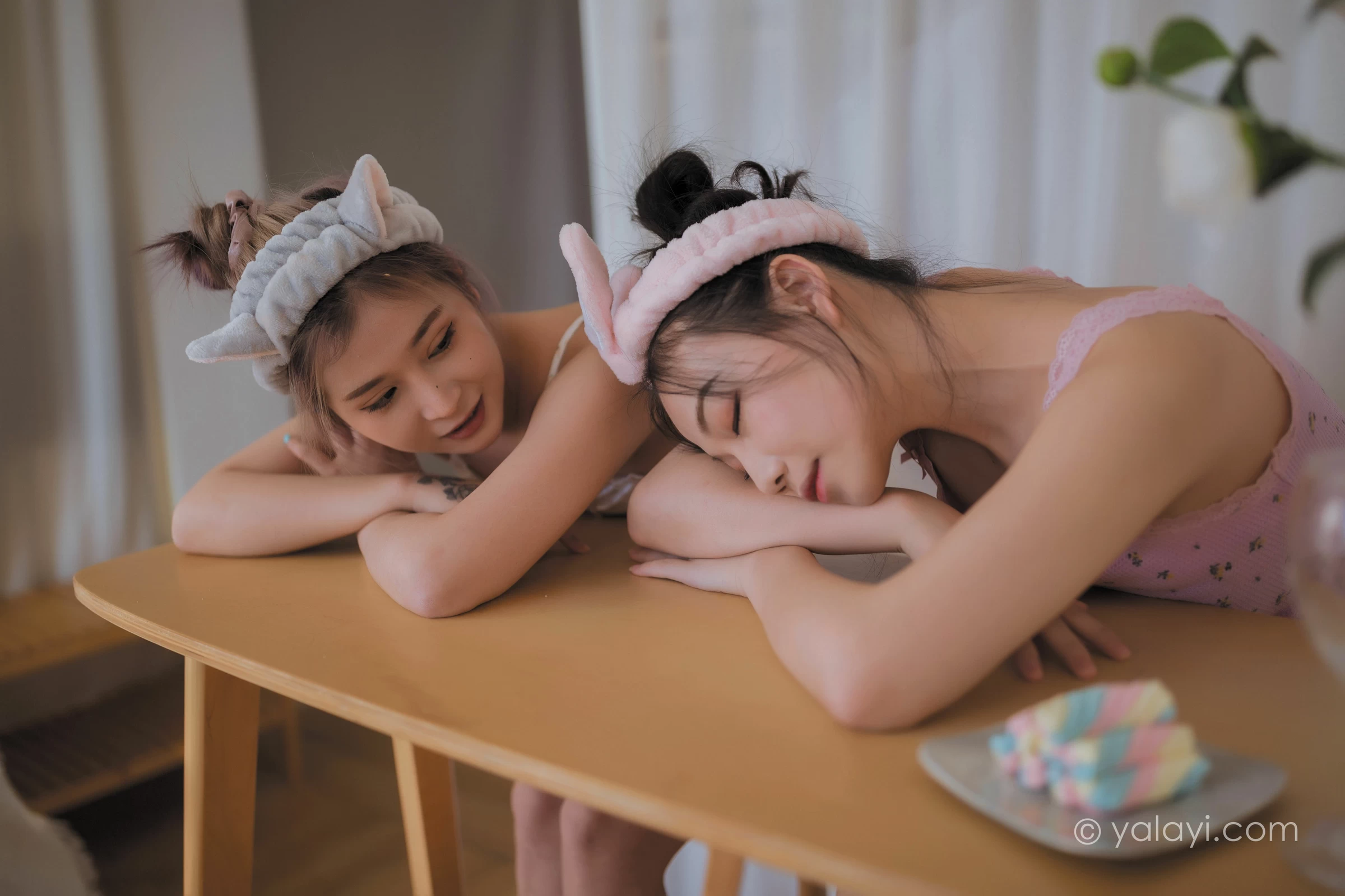 [YALAYI雅拉伊]NO.728 《另一个我》 左木 梦涵 性感小背心加短裤居家私房写真集第15张