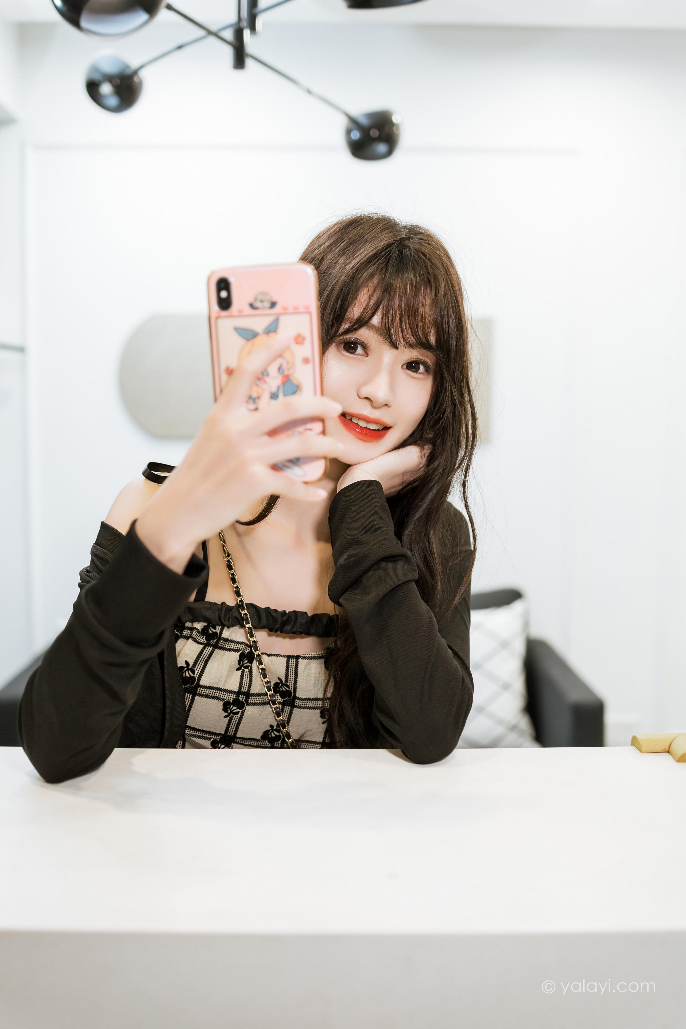[YALAYI雅拉伊]2022.09.05 温柔的夜 小亭 黑色小外套加白色格子连衣裙居家清纯写真集第10张