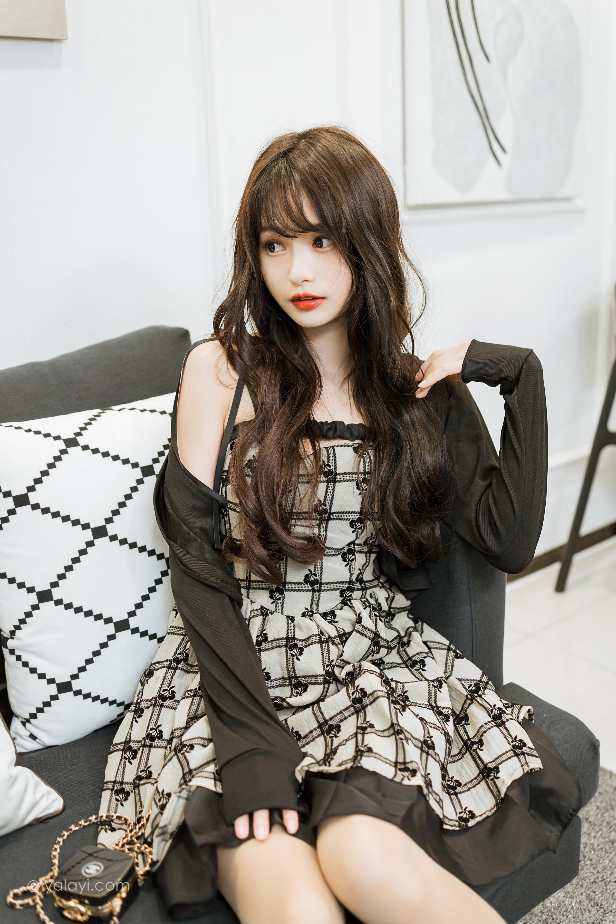 [YALAYI雅拉伊]2022.09.05 温柔的夜 小亭 黑色小外套加白色格子连衣裙居家清纯写真集第14张
