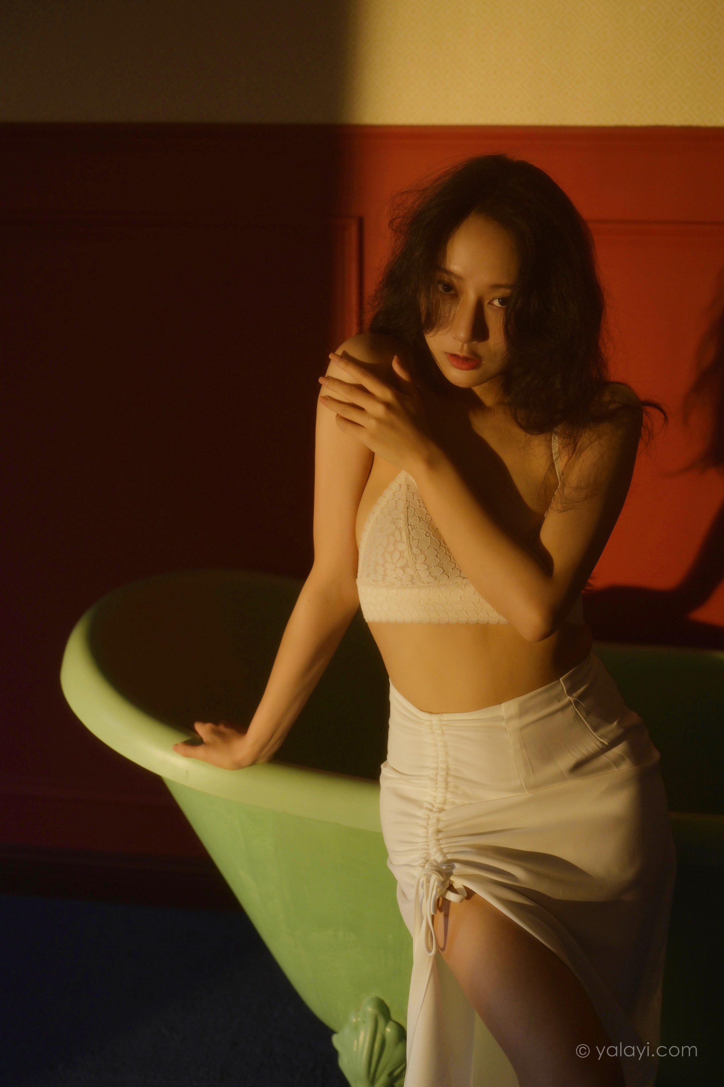 [YALAYI雅拉伊]2022.10.12 她是谁 何嘉颖 白色蕾丝内衣加开叉长裙居家性感私房写真集第16张