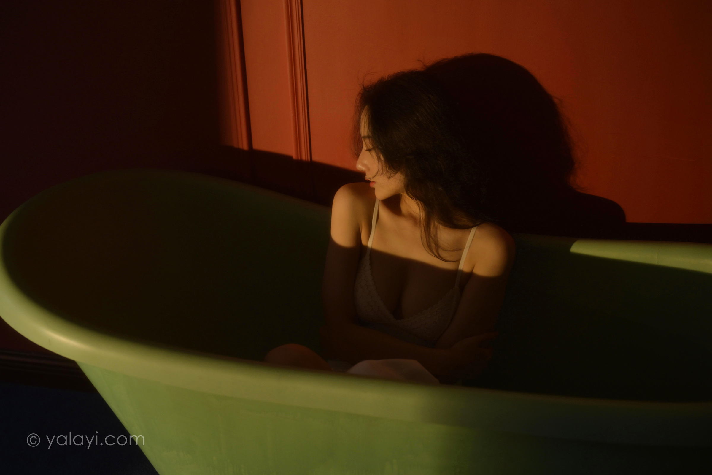 [YALAYI雅拉伊]2022.10.12 她是谁 何嘉颖 白色蕾丝内衣加开叉长裙居家性感私房写真集第18张