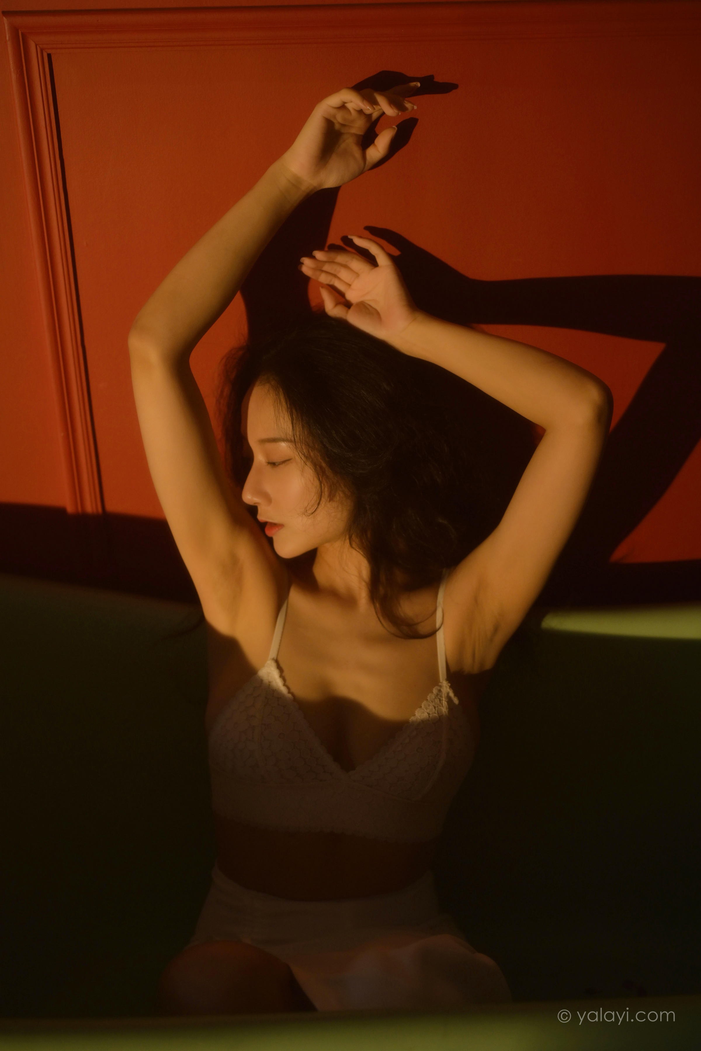 [YALAYI雅拉伊]2022.10.12 她是谁 何嘉颖 白色蕾丝内衣加开叉长裙居家性感私房写真集第17张