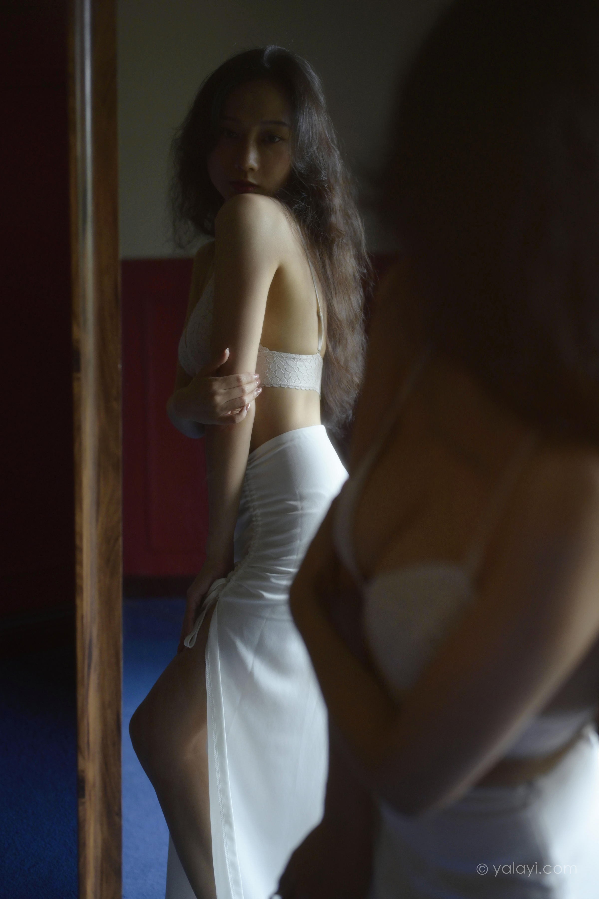 [YALAYI雅拉伊]2022.10.12 她是谁 何嘉颖 白色蕾丝内衣加开叉长裙居家性感私房写真集第15张